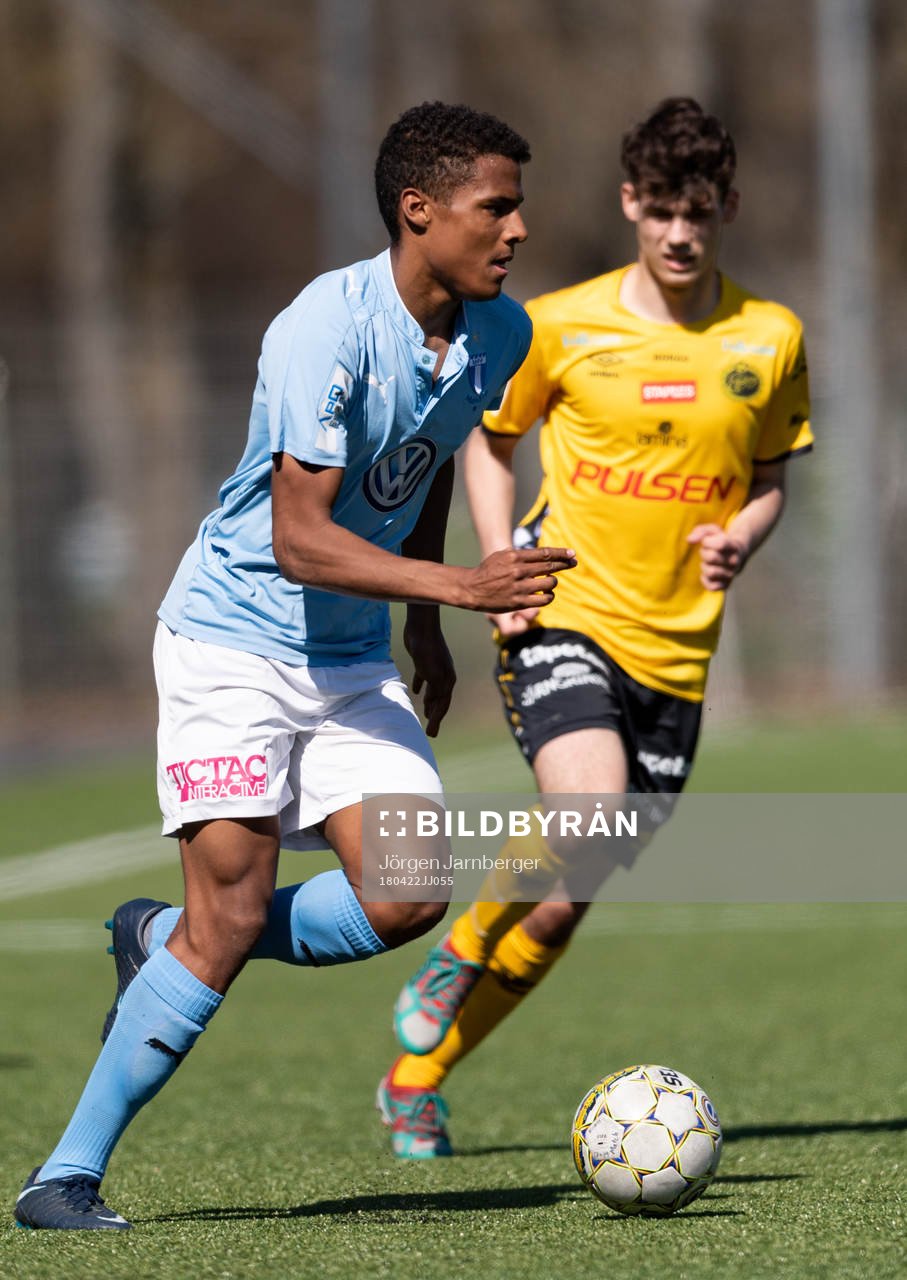 Malmö FF’s Amin Sarr med Elfsborgs Endrit Kuttlovci i