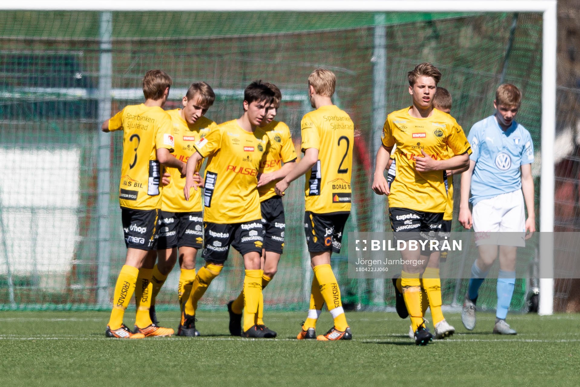 Elfsborgs spelarna jublar efter 2-1 under fotbollsmatchen i U17 Allsvenskan mellan Elfsborg och Malmö FF den 22 april 2018 i Borås.