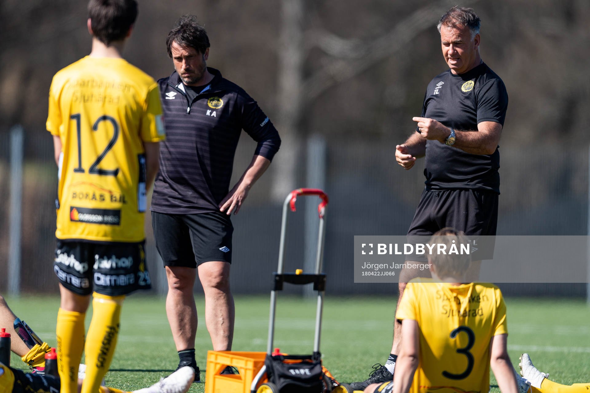 Elfsborgs tränare Tony Lundqvist och tränare Kjell Antonsson under fotbollsmatchen i U17 Allsvenskan mellan Elfsborg och Malmö FF den 22 april 2018 i Borås.