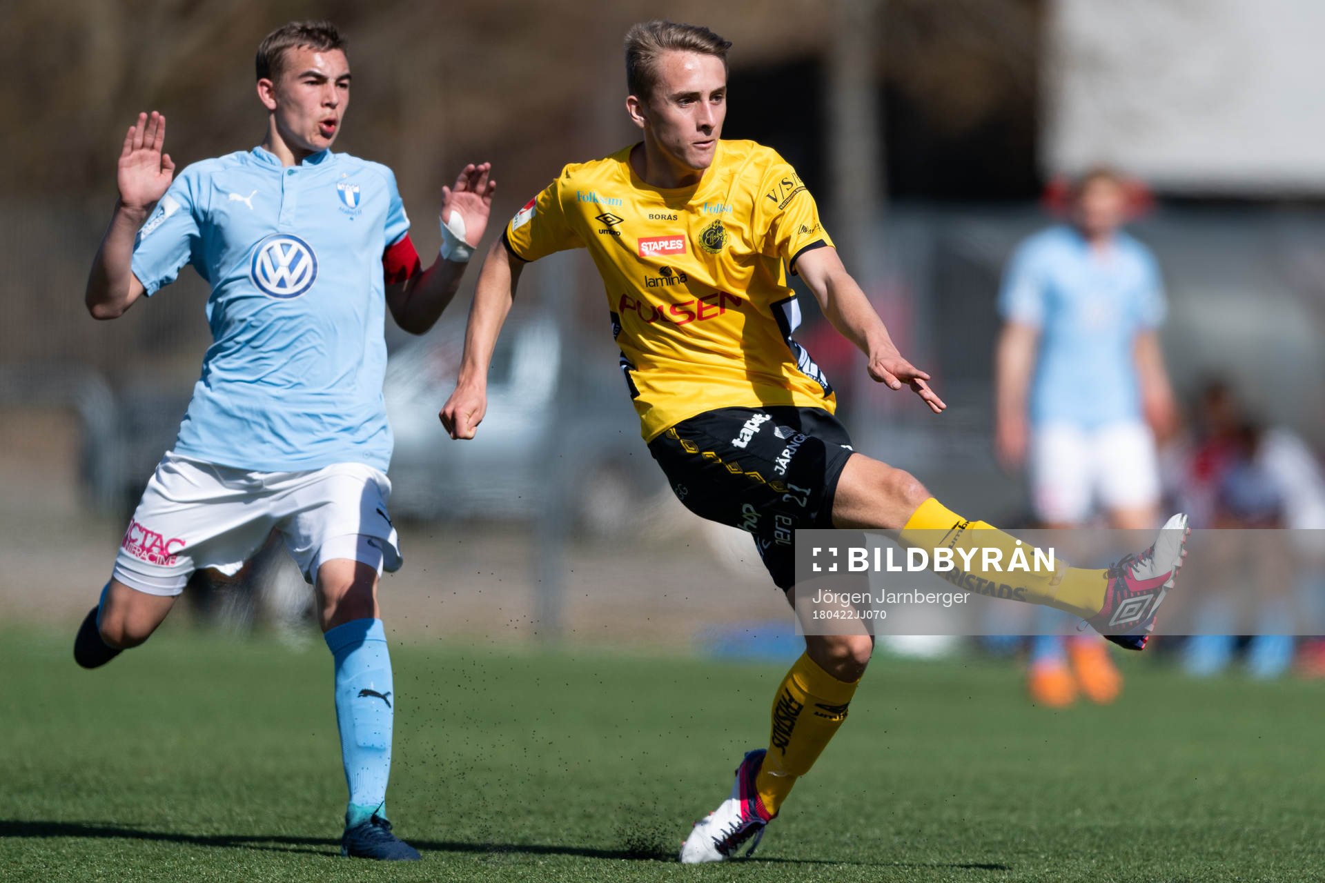 Elfsborgs Jack Cooper Love skjuter 3-1 med Malmö FF’s Noah Tillberg bakom sig under fotbollsmatchen i U17 Allsvenskan mellan Elfsborg och Malmö FF den 22 april 2018 i Borås.