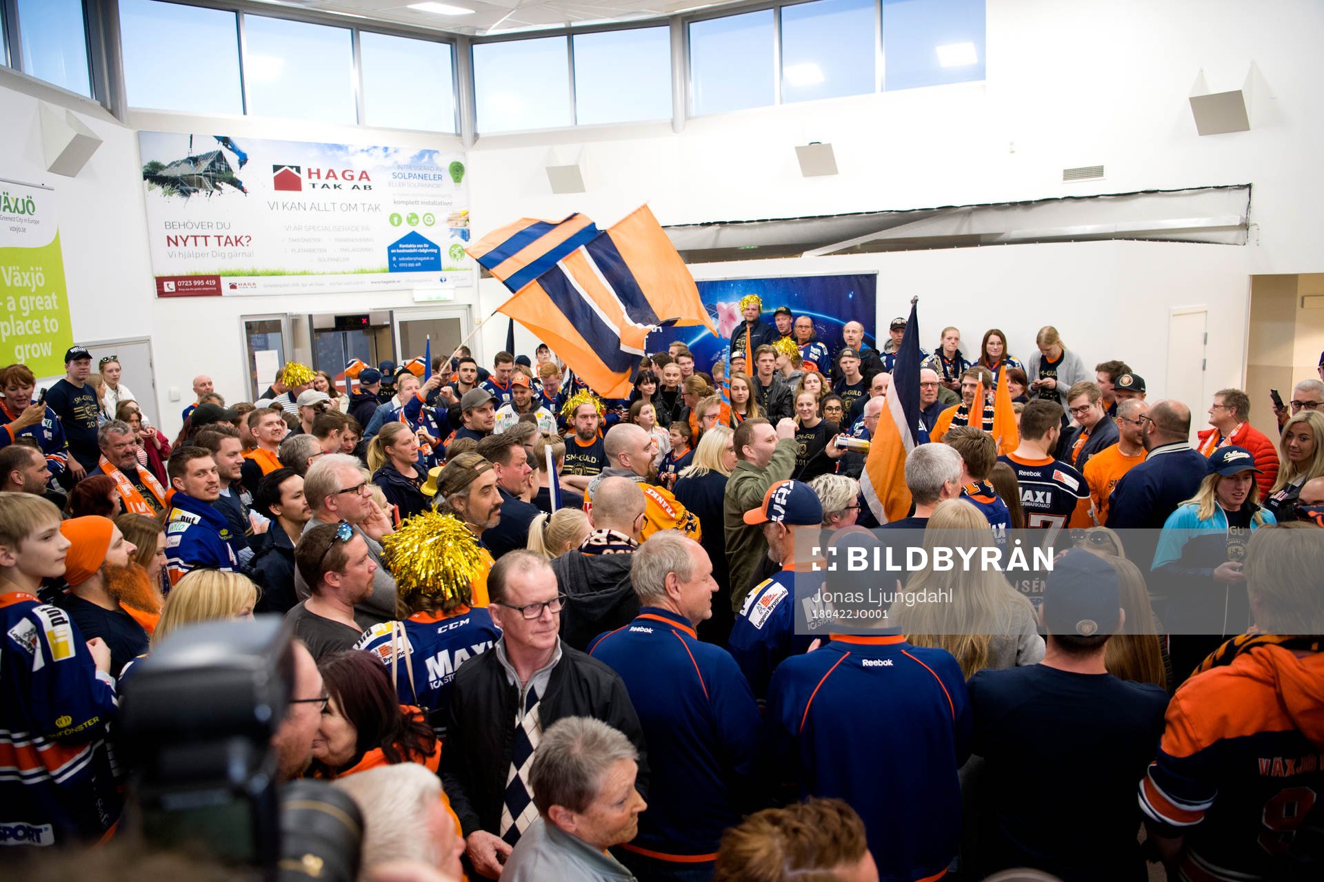 Supportrar samlas på flygplatsen när Växjö firar