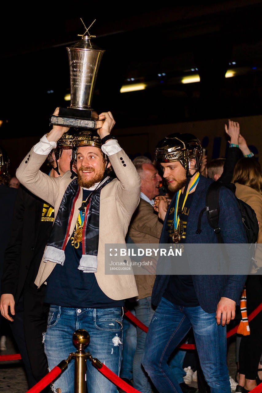 Växjös Erik Josefsson jublar med pokalen när spelarna