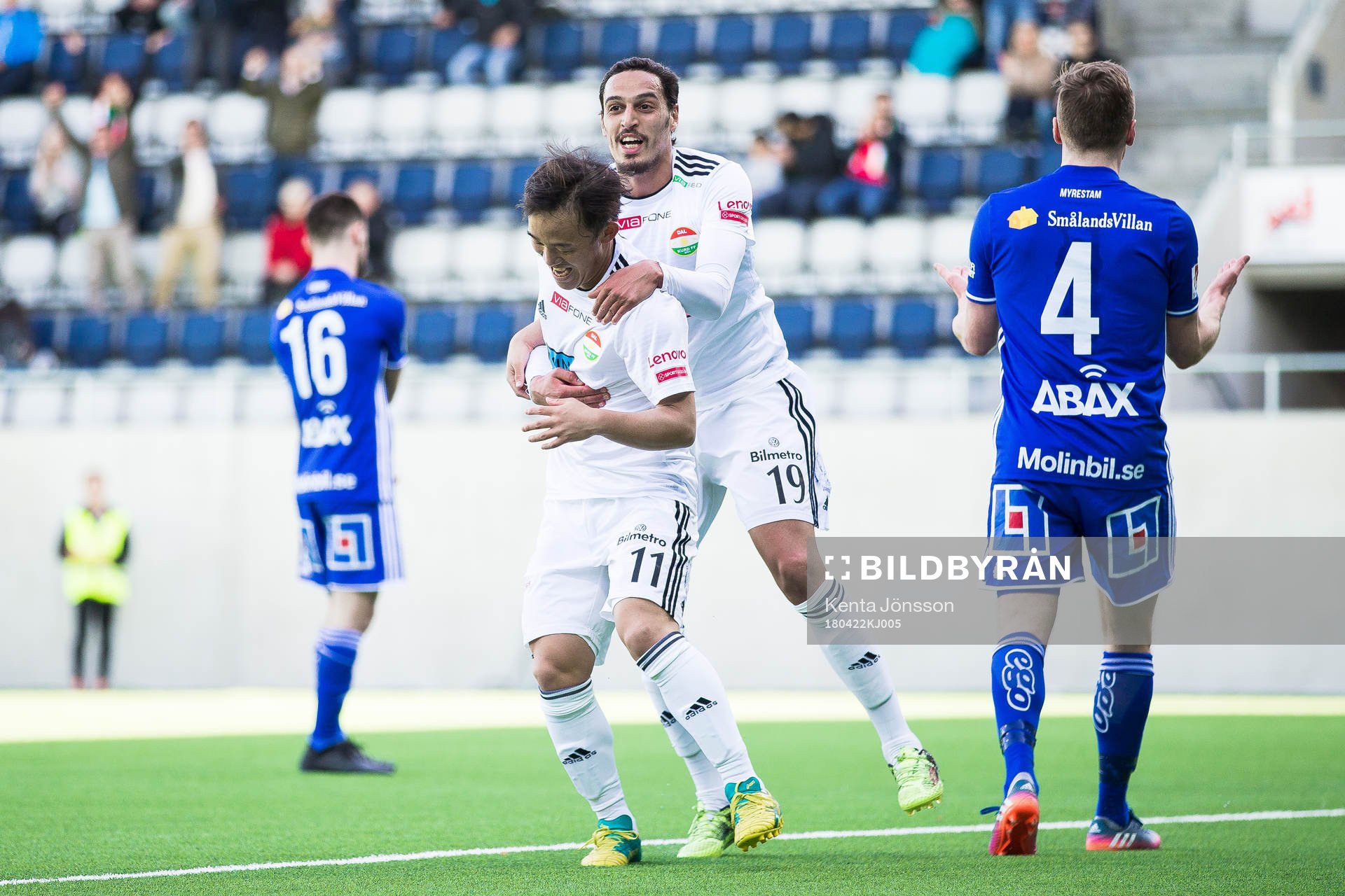Dalkurds Yukiya Sugita jublar med Younes Bnou Marzouk