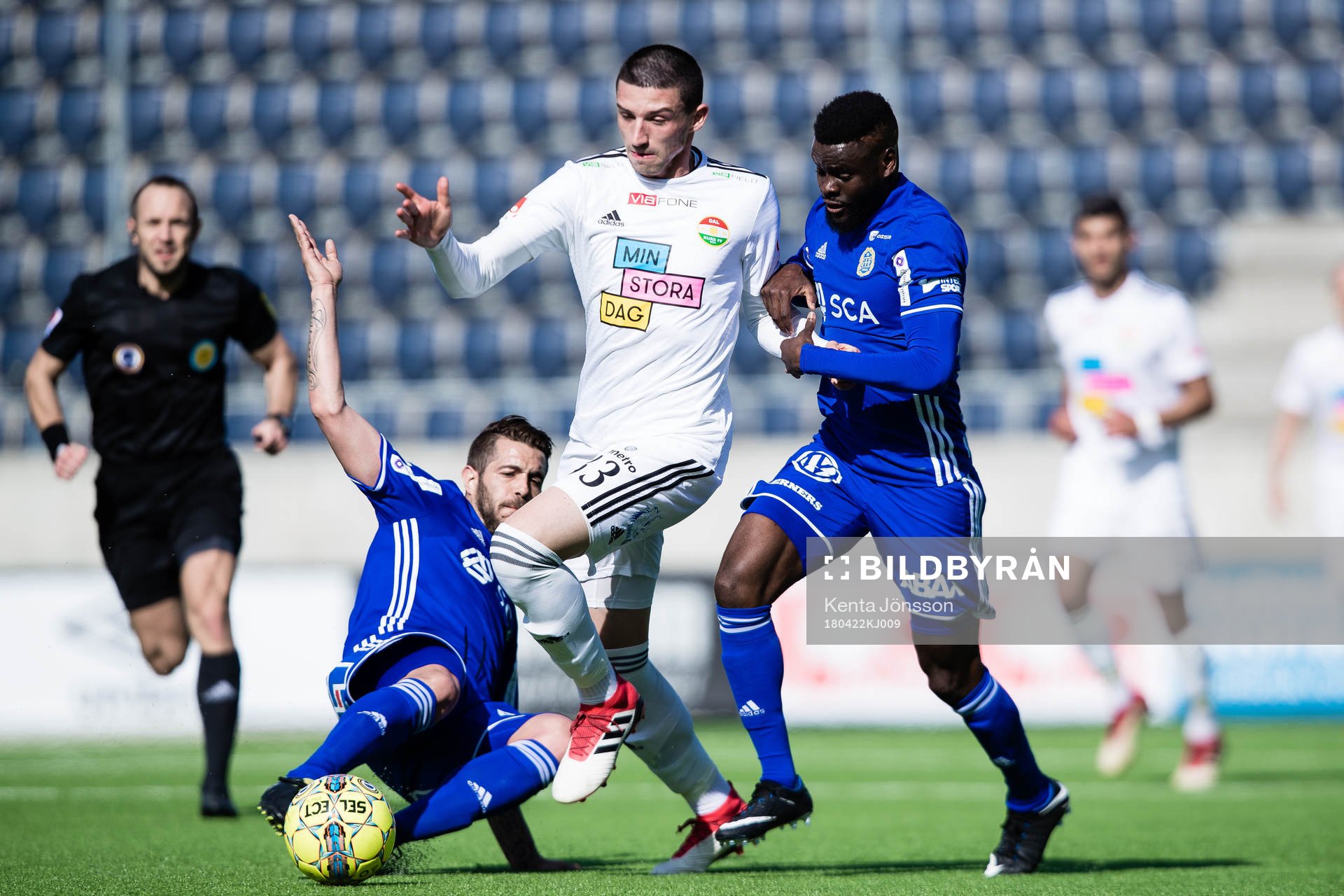 Dalkurds Irfan Jasarevic i kamp om bollen med Sundsvalls