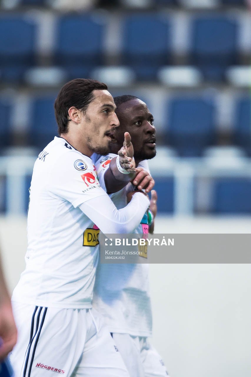 Dalkurds Mohamed Buya Turay jublar med Younes Bnou Marzouk