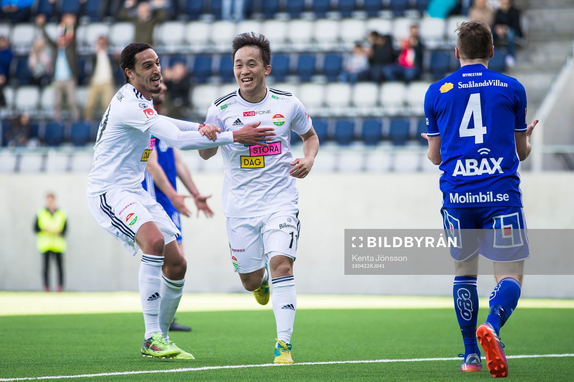 Dalkurds Yukiya Sugita jublar med Younes Bnou Marzouk