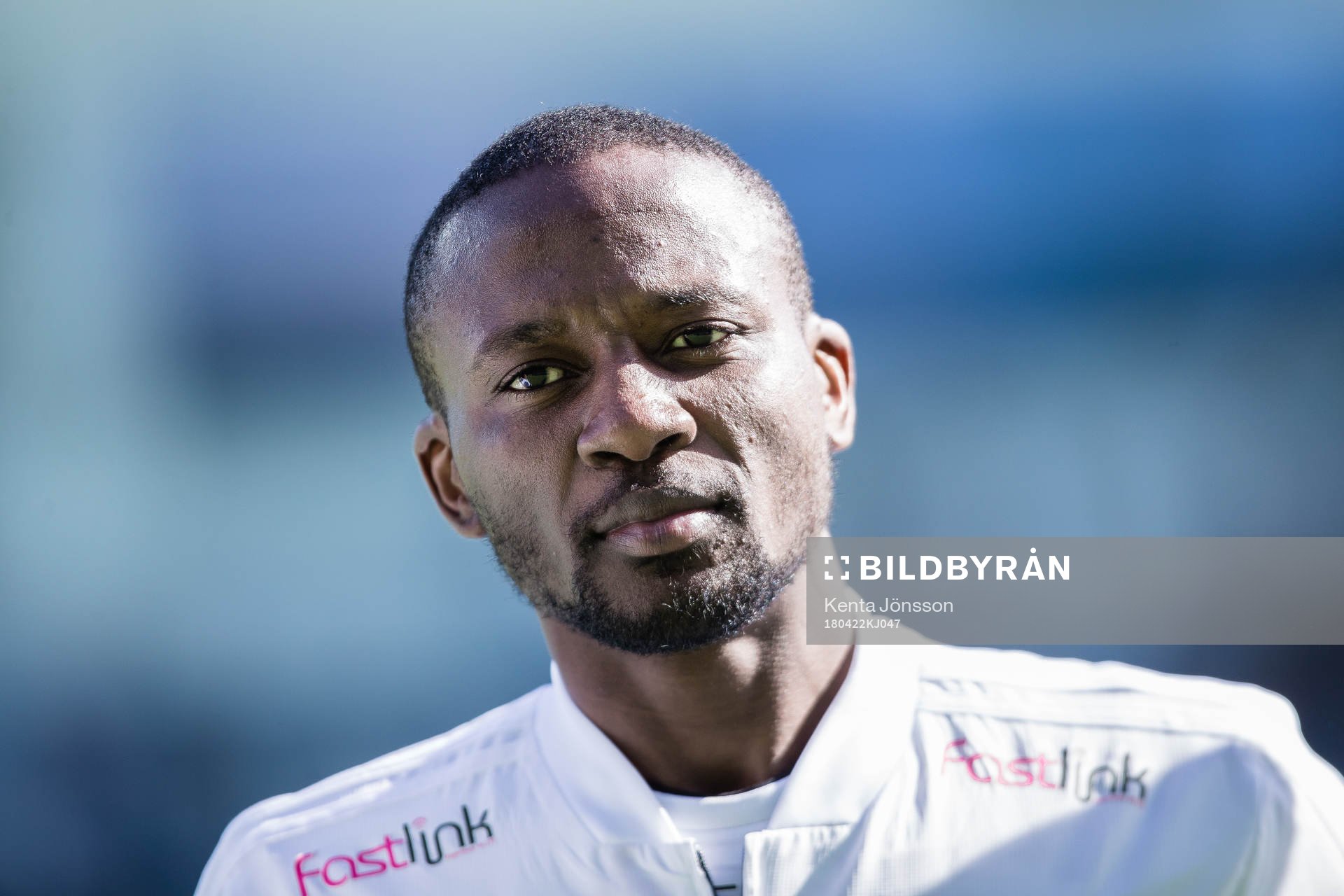 Dalkurds Mohamed Buya Turay innan fotbollsmatchen i