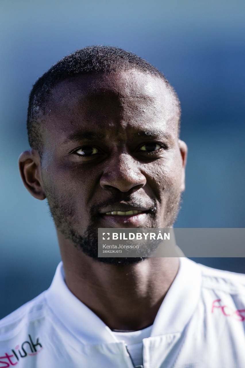 Dalkurds Mohamed Buya Turay innan fotbollsmatchen i