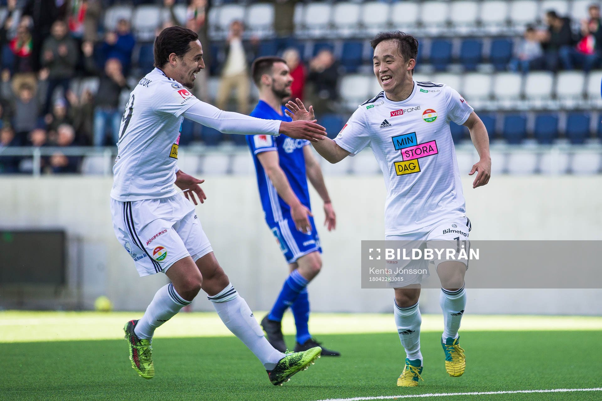 Dalkurds Yukiya Sugita jublar med Younes Bnou Marzouk