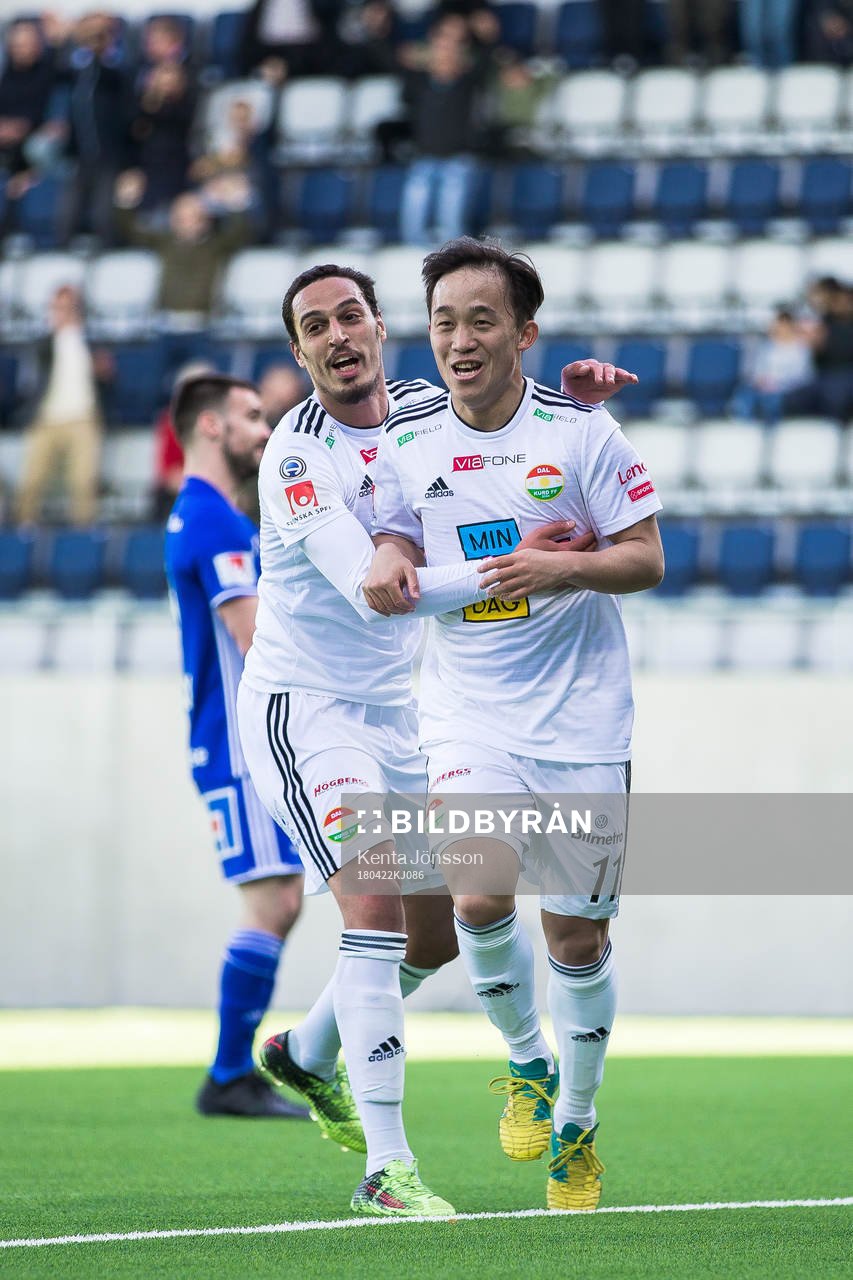 Dalkurds Yukiya Sugita jublar med Younes Bnou Marzouk
