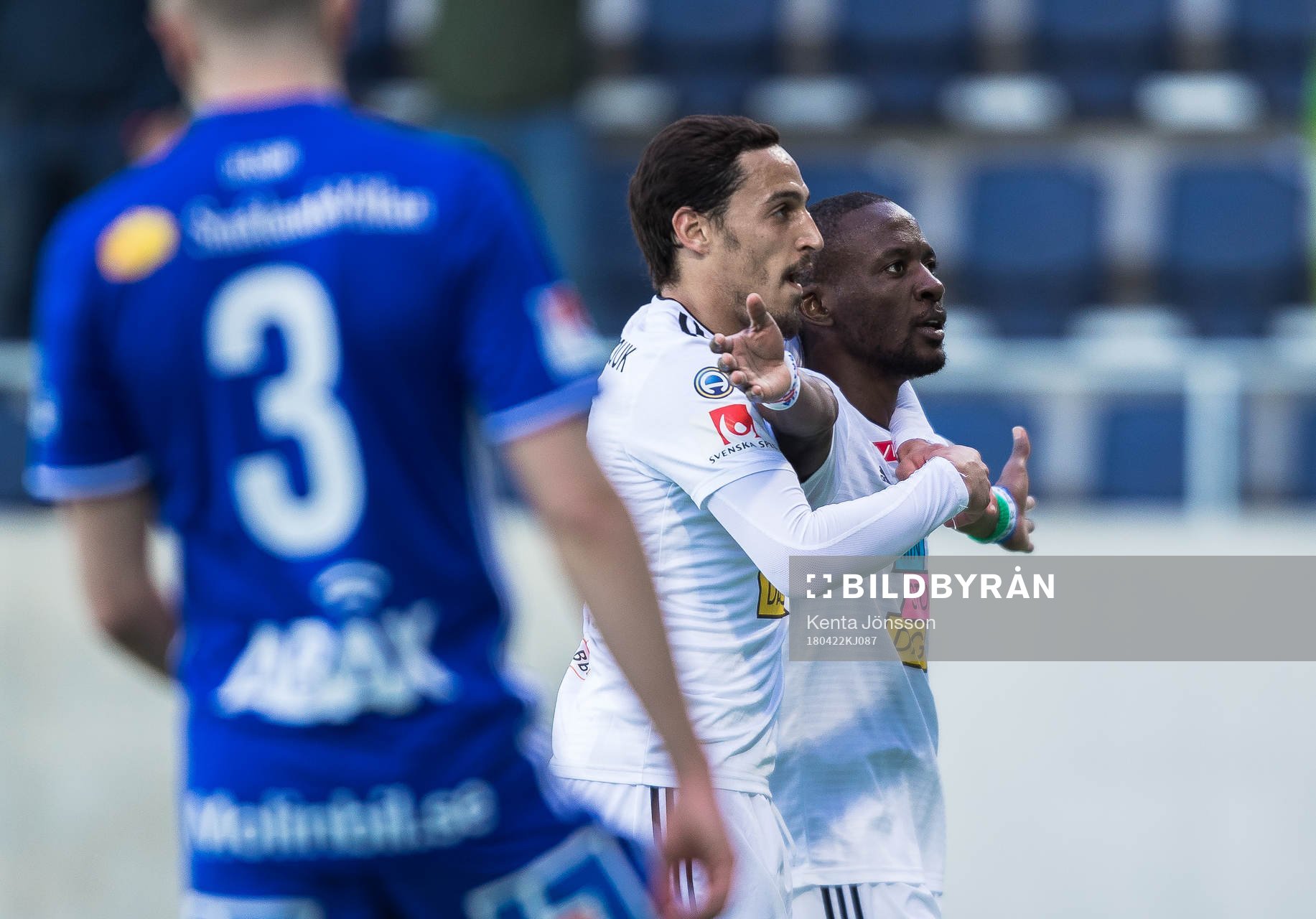 Dalkurds Mohamed Buya Turay jublar med Younes Bnou Marzouk