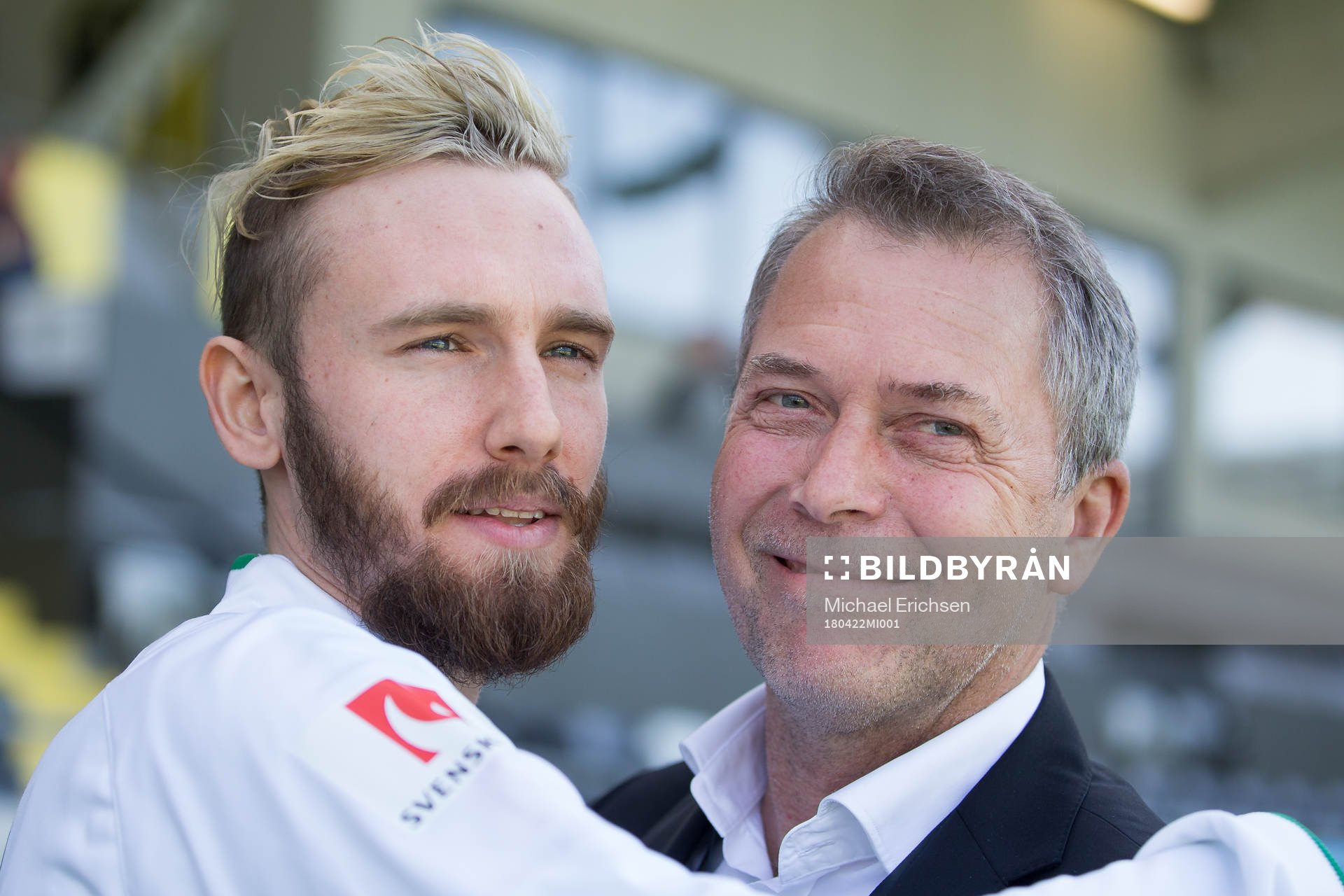 Hammarbys och tidigare Häcken spelaren Simon Sandberg kramar om Häckens sportchef Sonny Karlsson när han går in på Bravida Arena för att värma upp innan fotbollsmatchen i allsvenskan mellan Häcken och Hammarby den 22 april 2018 i Göteborg.