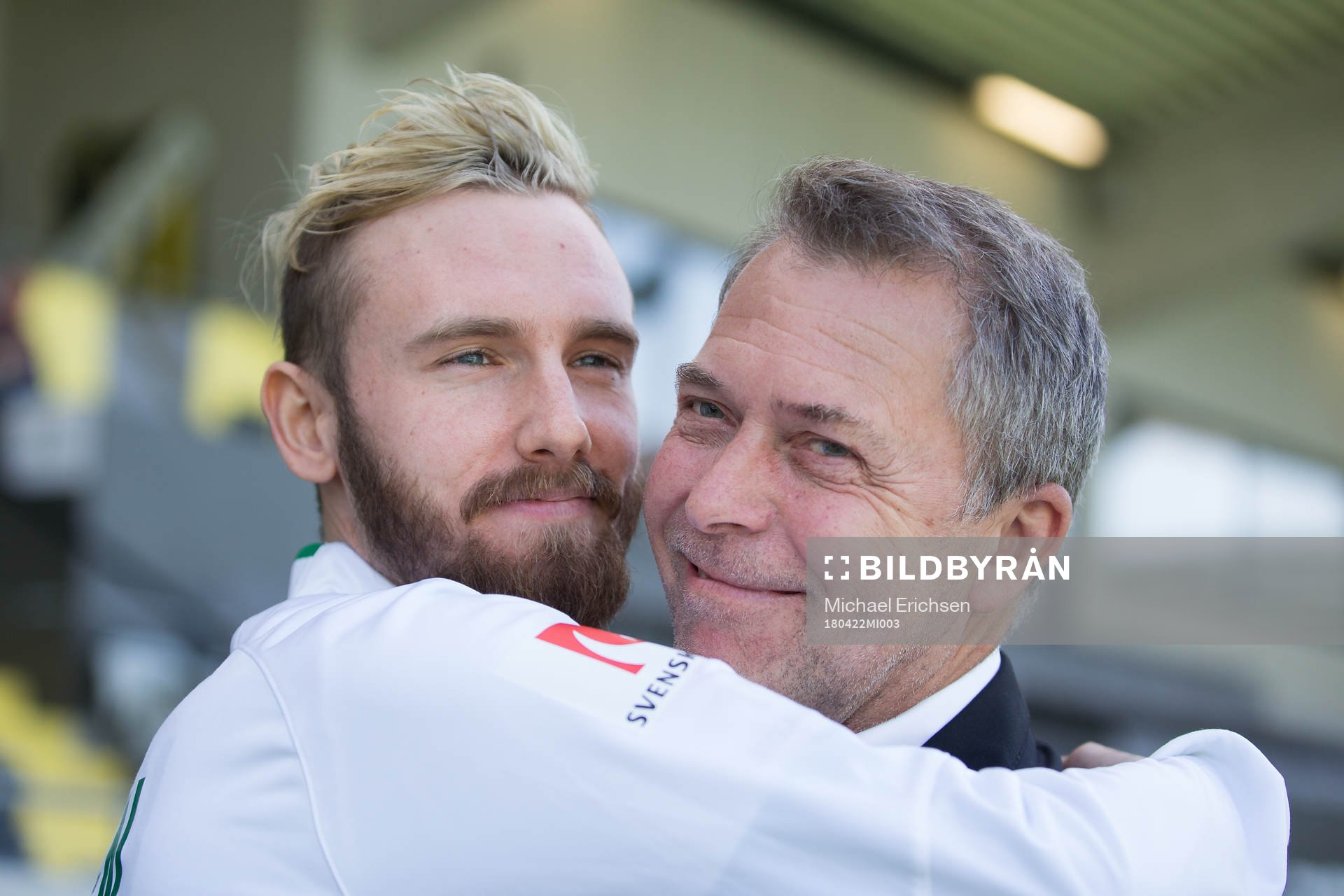 Hammarbys och tidigare Häcken spelaren Simon Sandberg kramar om Häckens sportchef Sonny Karlsson när han går in på Bravida Arena för att värma upp innan fotbollsmatchen i allsvenskan mellan Häcken och Hammarby den 22 april 2018 i Göteborg.