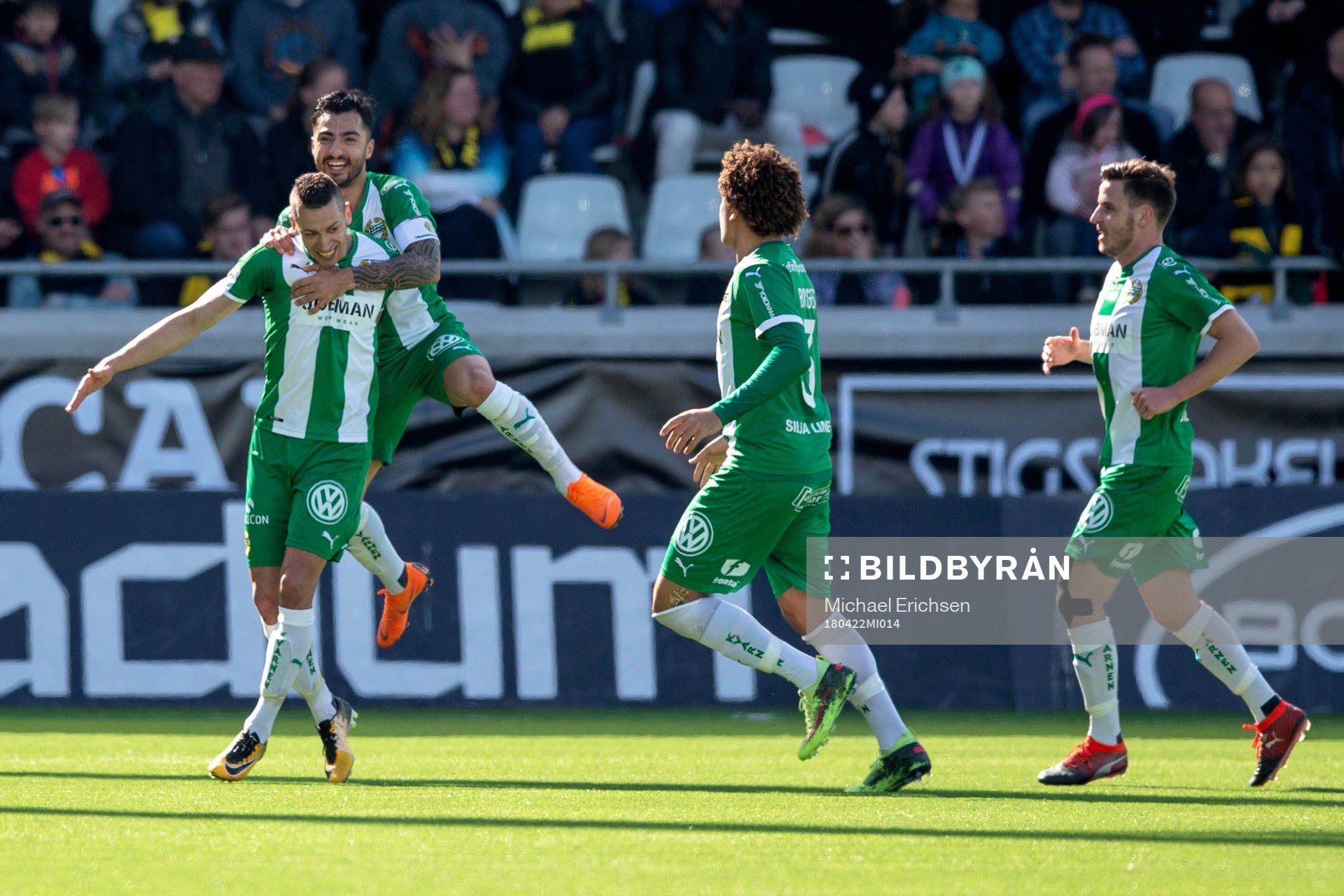 Hammarbys Nicola Djurdjic jublar med lagkamrater