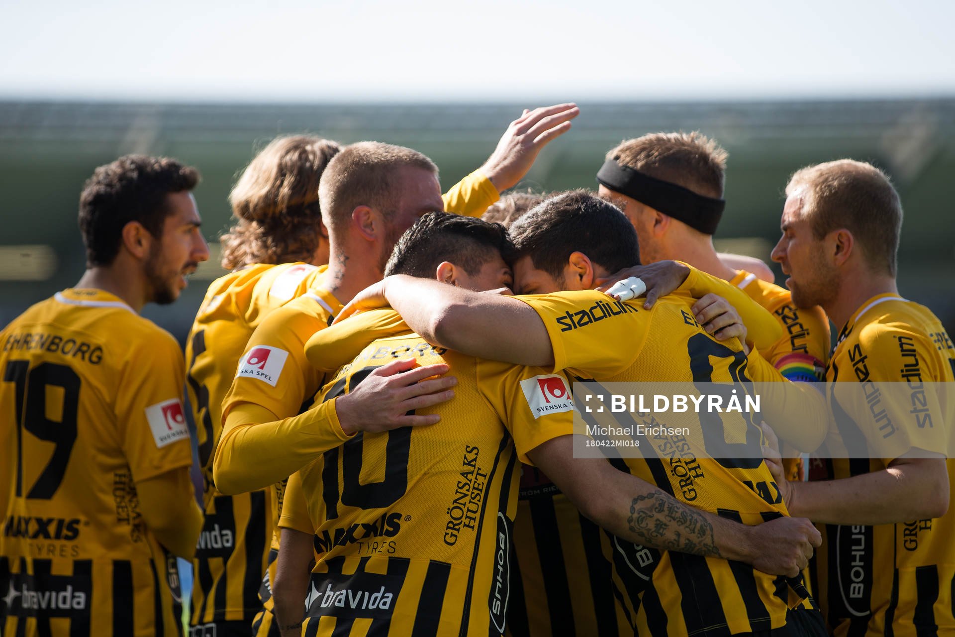 Häckens Paulinho jublar med lagkamrater