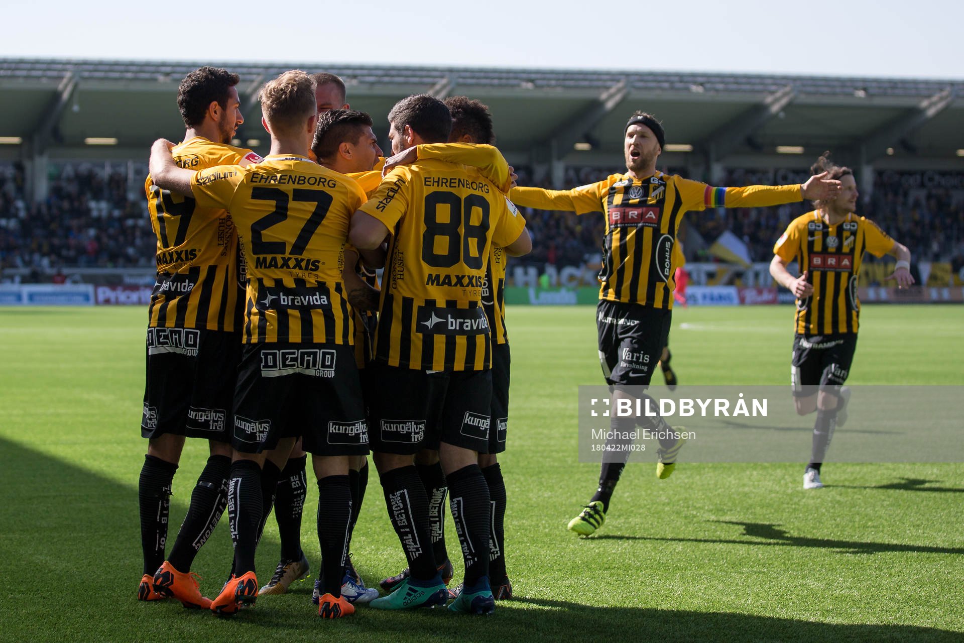 Häckens Paulinho jublar med lagkamrater