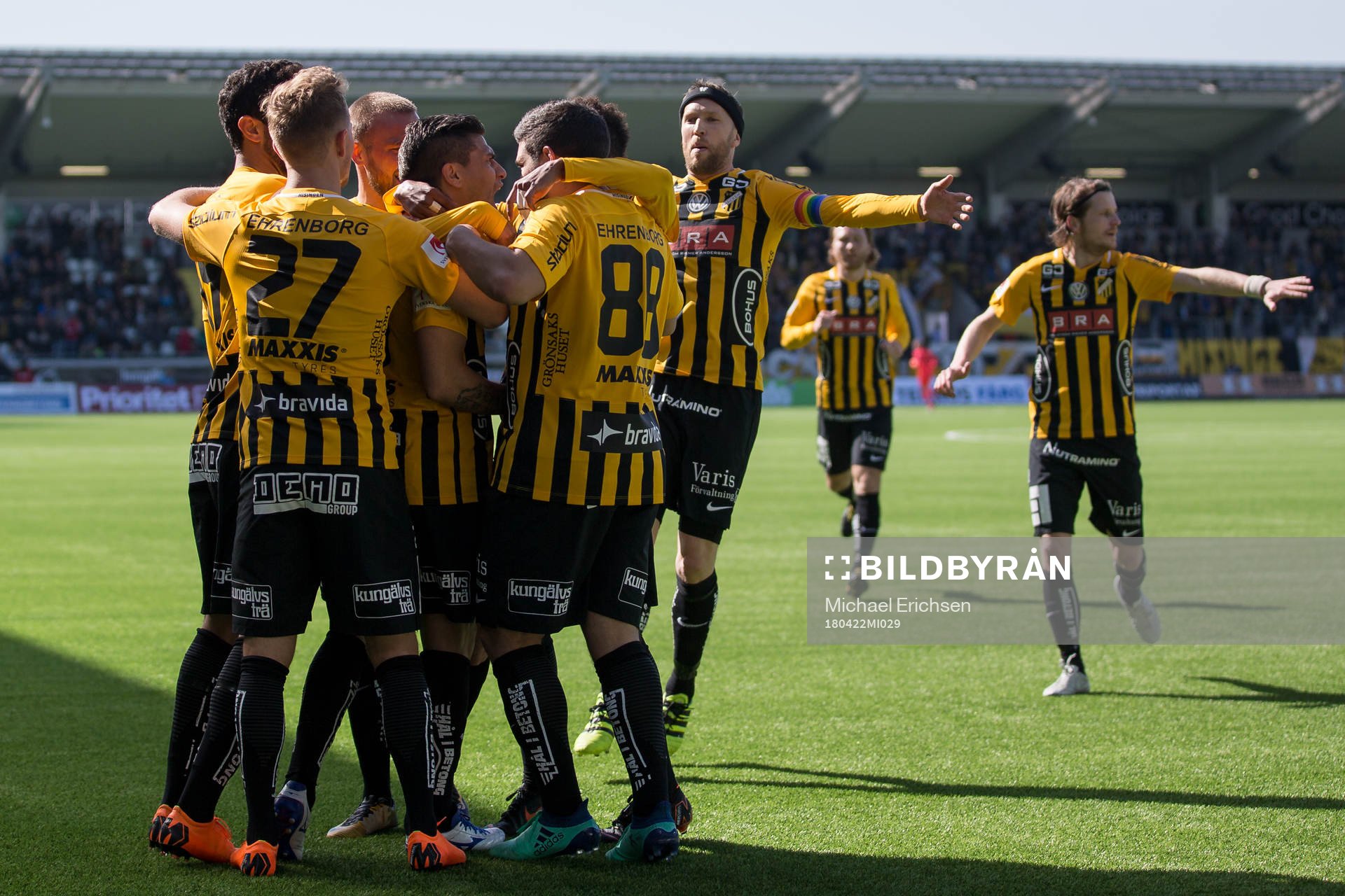 Häckens Paulinho jublar med lagkamrater