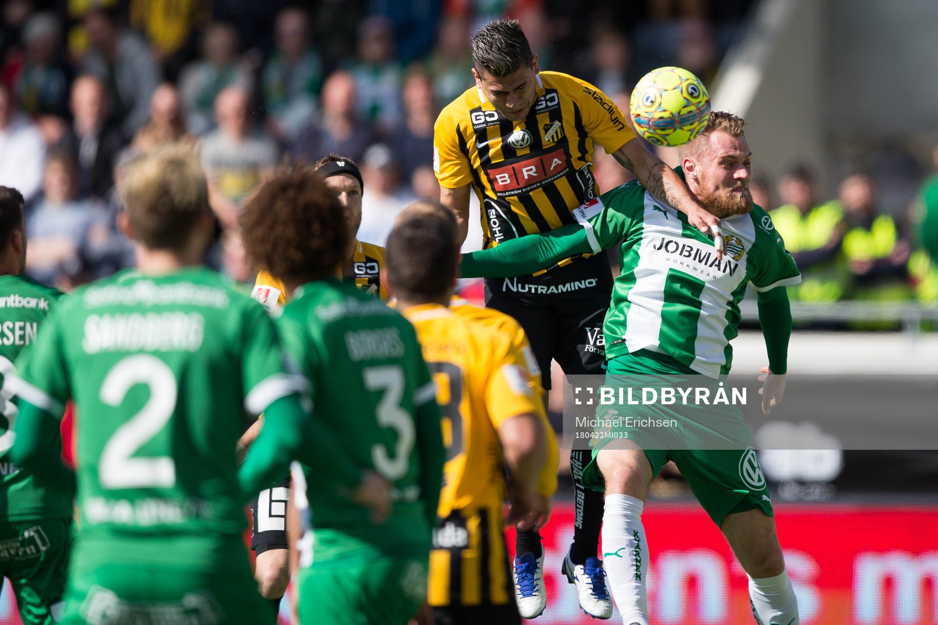 Häckens Paulinho nickar mot Hammarbys David Fällman