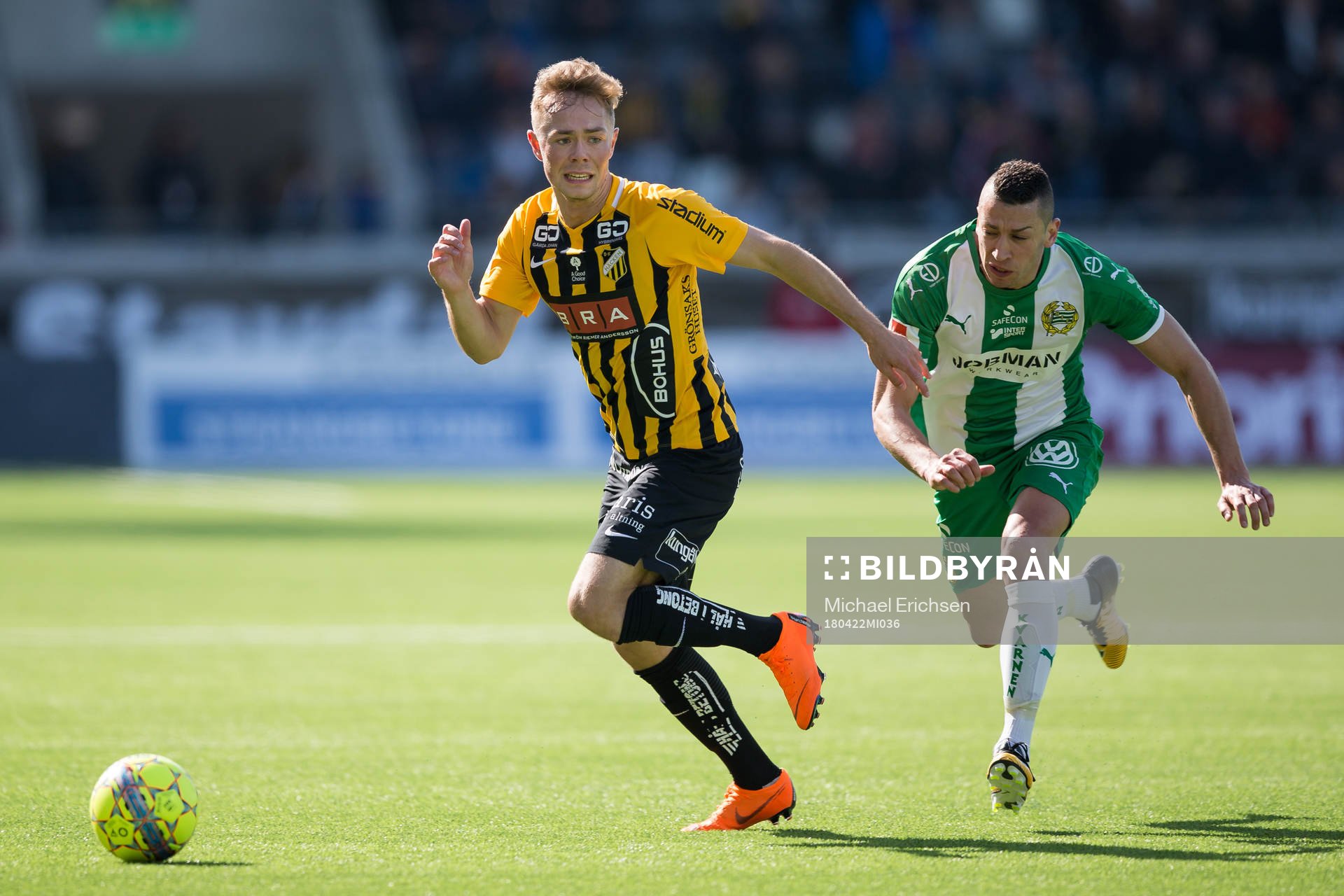Häckens Joel Andersson före Hammarbys Nicola Djurdjic