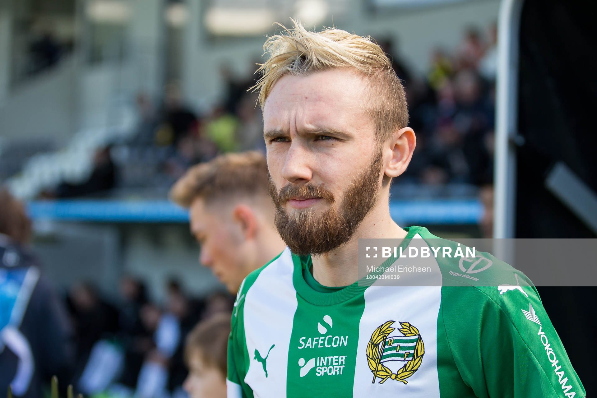 Hammarbys Simon Sandberg gör entre innan fotbollsmatchen i