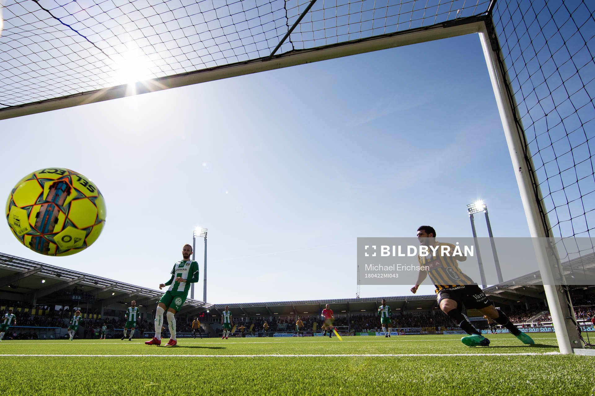 Häckens Moestafa El Kabir jublar efter att Paulinho gjort 1-0 under fotbollsmatchen i allsvenskan mellan Häcken och Hammarby den 22 april 2018 i Göteborg.