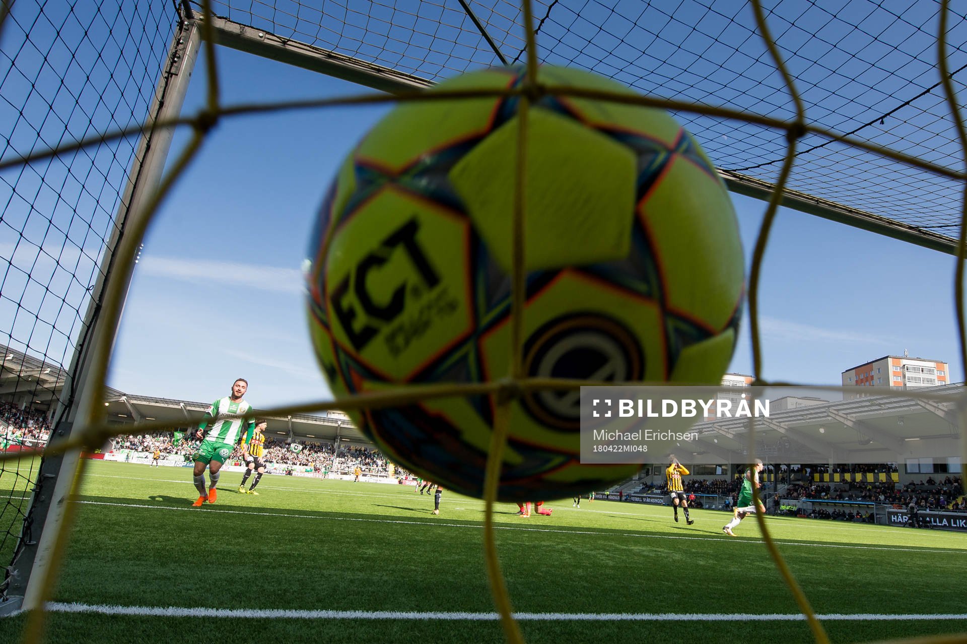 Hammarbys Nicola Djurdjic skjuter 1-2 bakom Häckens Peter
