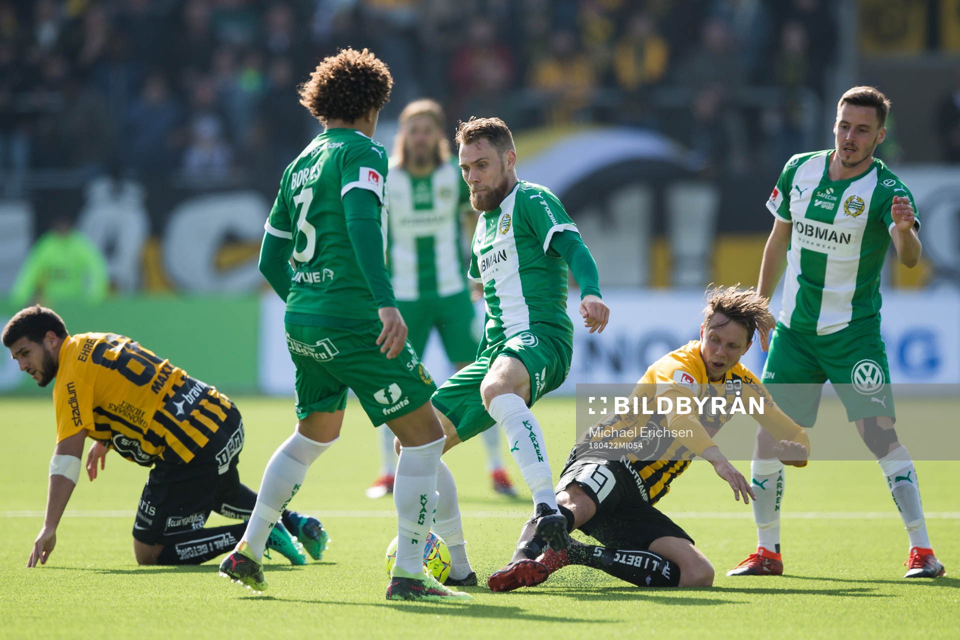 Hammarbys David Fällman i kamp med Häckens Viktor Lundberg under fotbollsmatchen i allsvenskan mellan Häcken och Hammarby den 22 april 2018 i Göteborg.