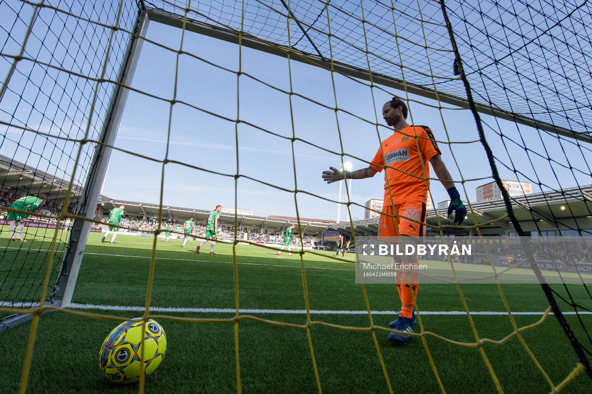 Hammarbys målvakt Johan Wiland deppar