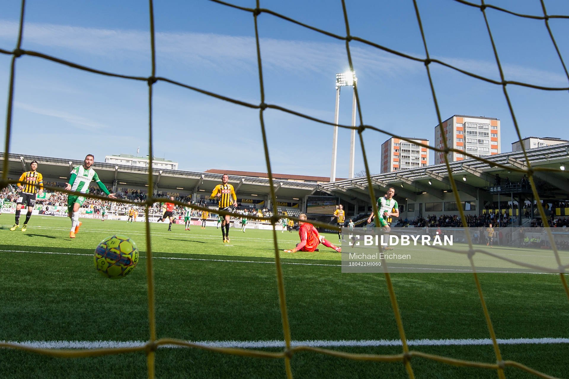 Hammarbys Nicola Djurdjic skjuter 1-2 bakom Häckens Peter