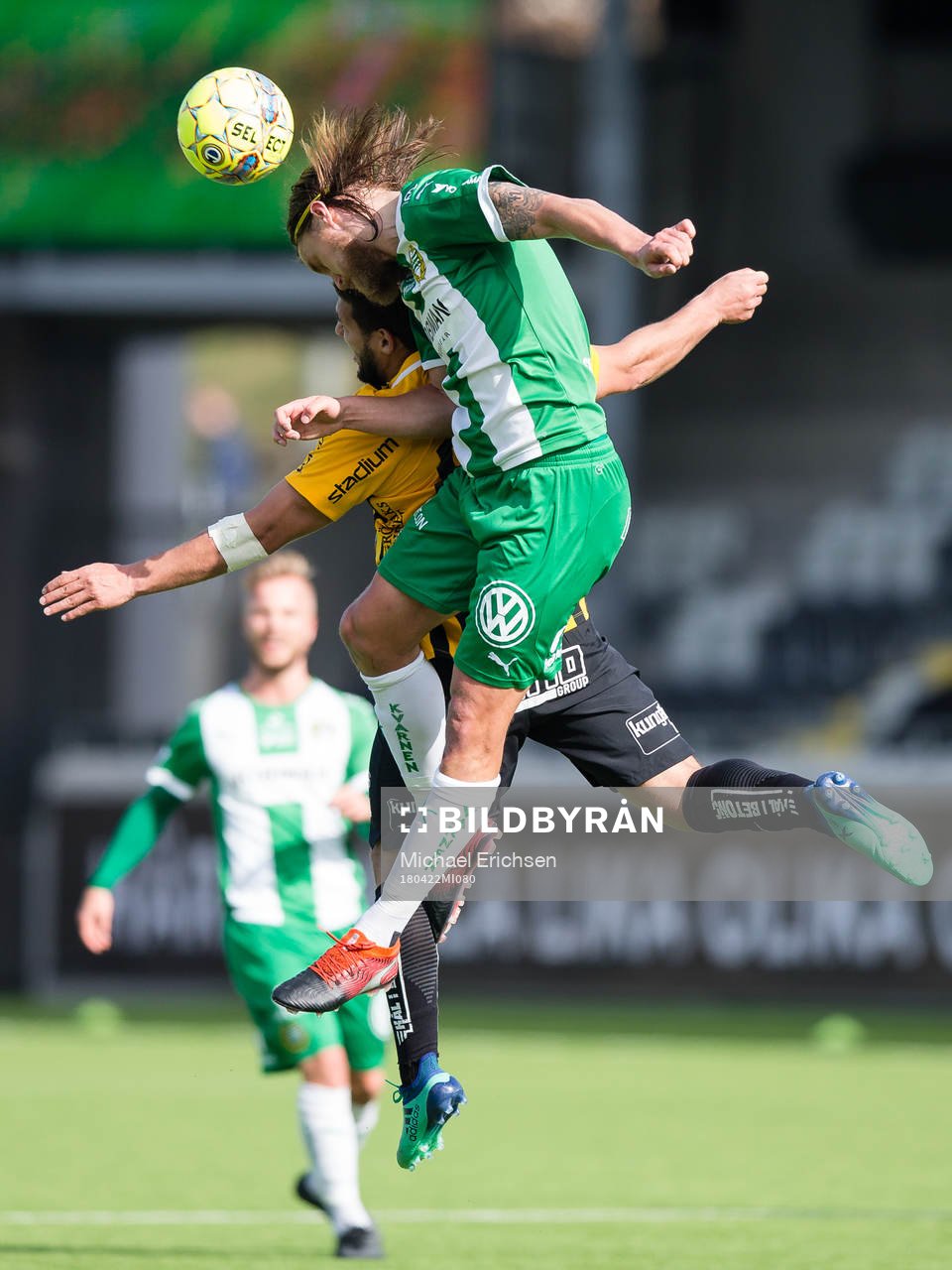 Hammarbys Björn Paulsen i nickduell med Häckens Moestafa
