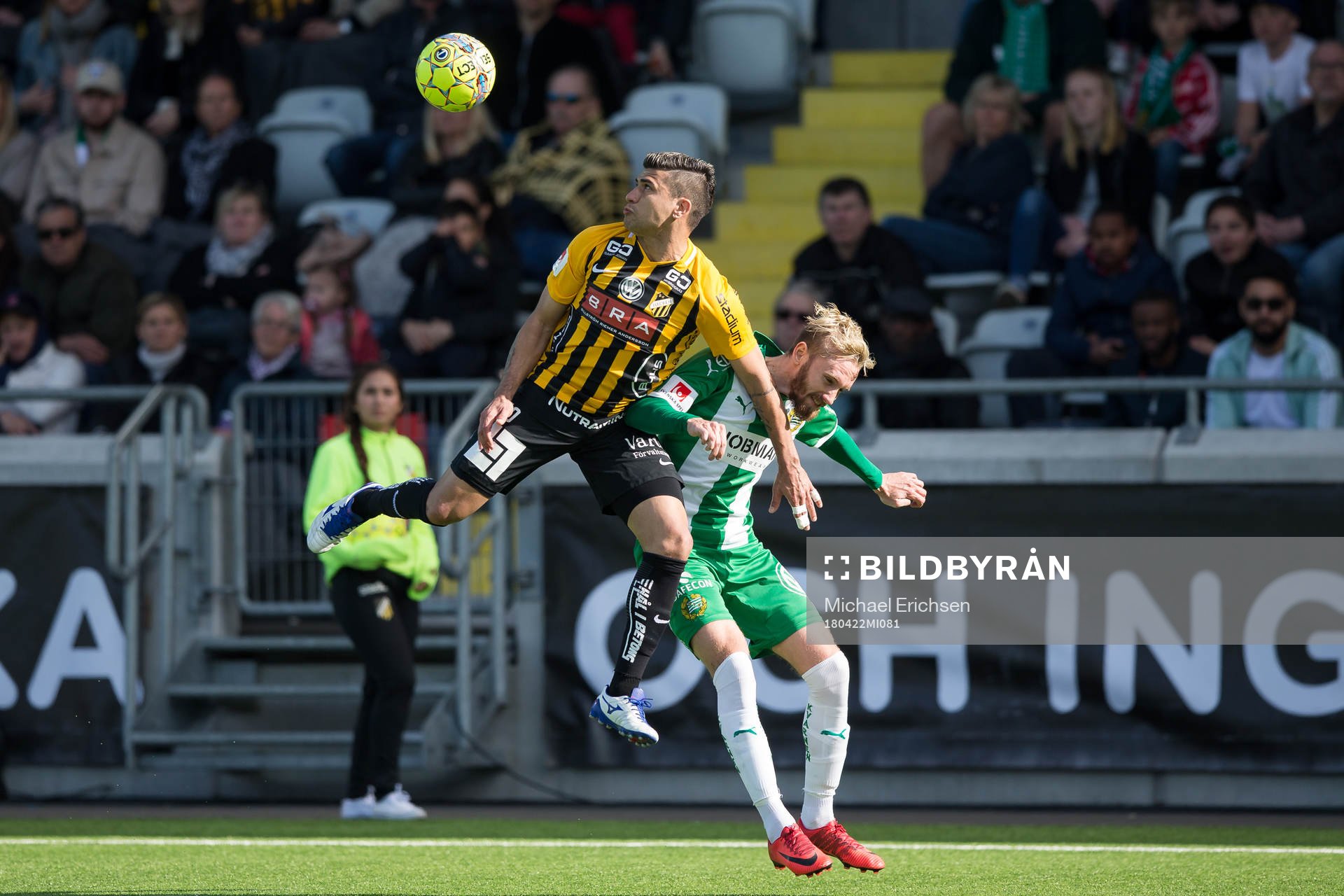 Häckens Paulinho i kamp med Hammarbys Simon Sandberg under fotbollsmatchen i allsvenskan mellan Häcken och Hammarby den 22 april 2018 i Göteborg.