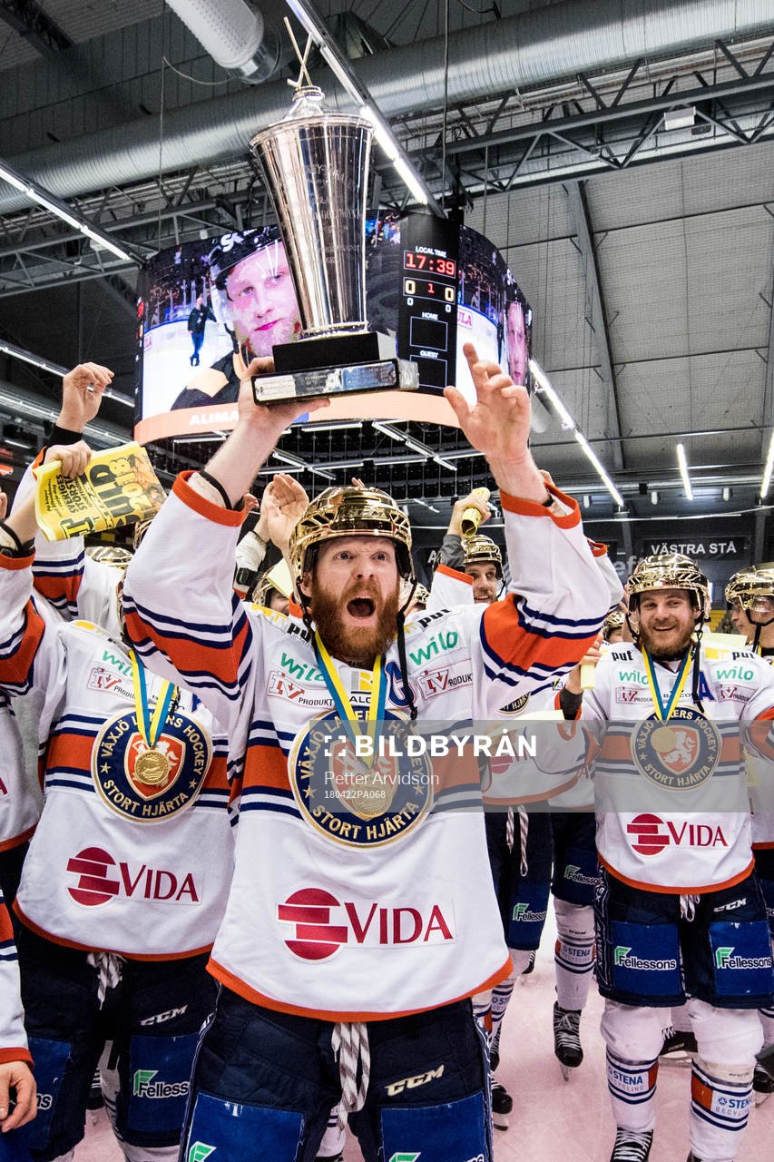 Växjös Liam Reddox jublar med pokalen Le Mat