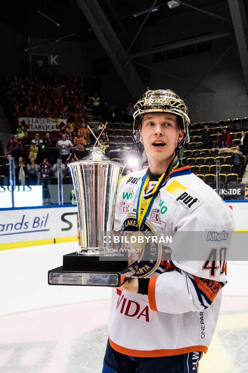 Växjös Elias Pettersson med pokalen Le Mat