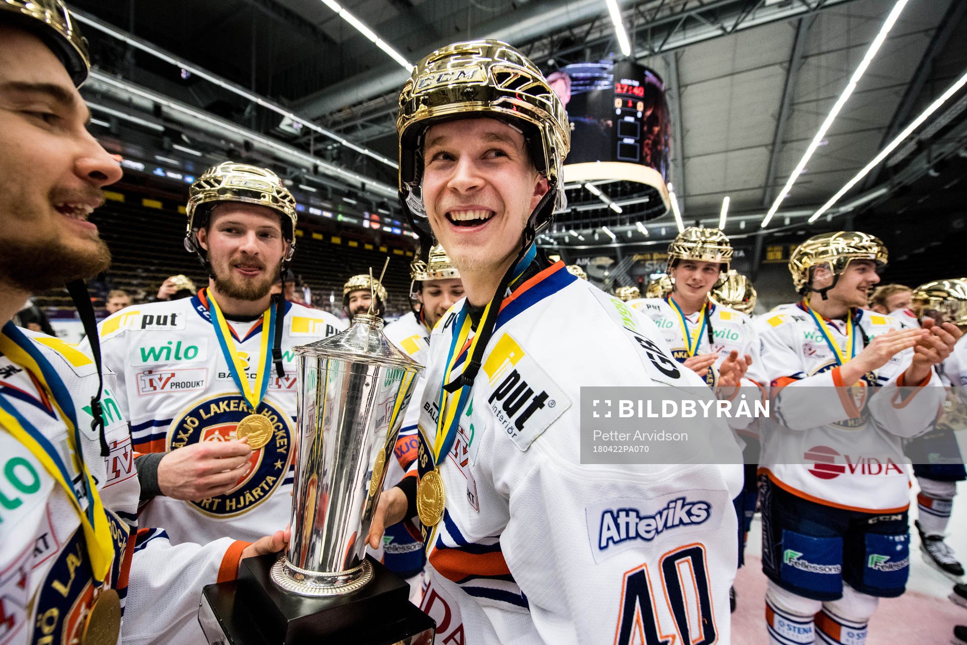 Växjös Elias Pettersson jublar med pokalen Le Mat