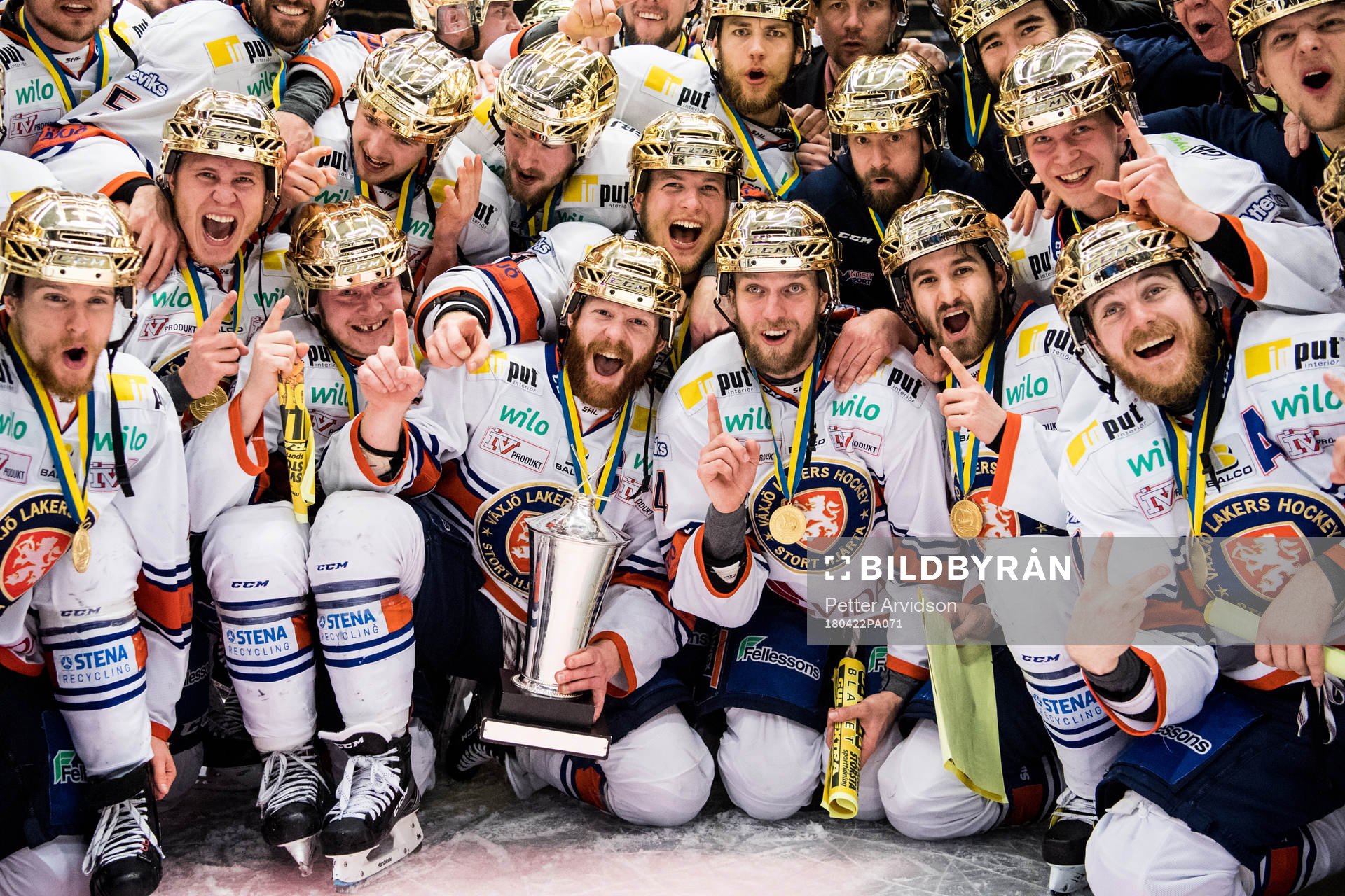 Växjös spelare med lagkapten Liam Reddox (m) jublar med