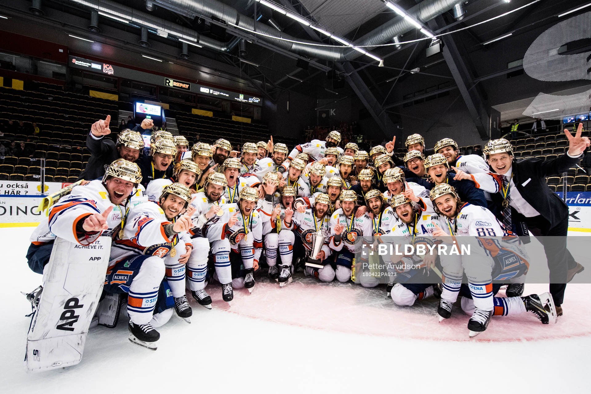 Växjös spelare jublar med pokalen Le Mat