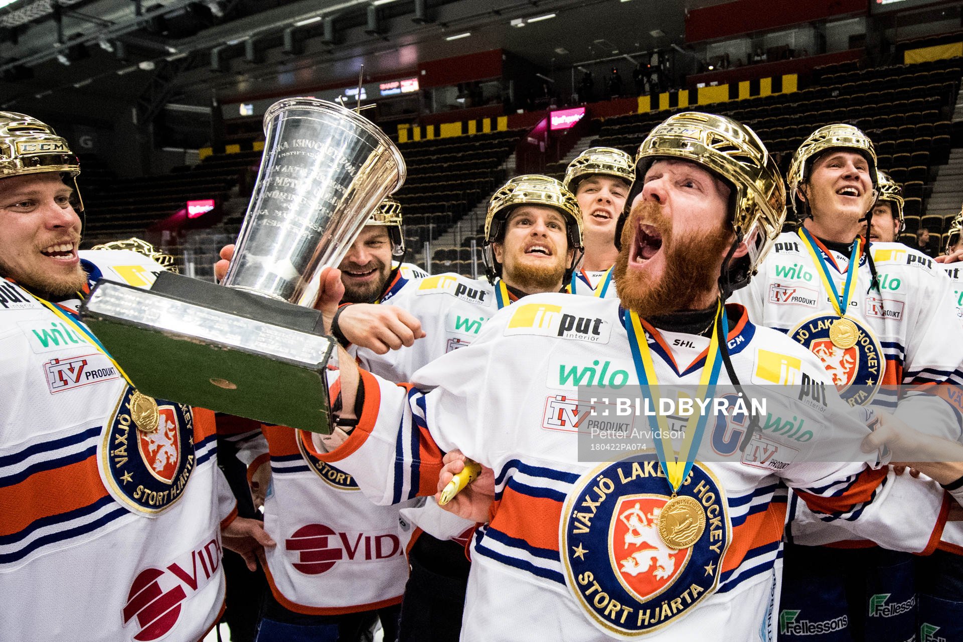 Växjös Liam Reddox jublar med pokalen Le Mat