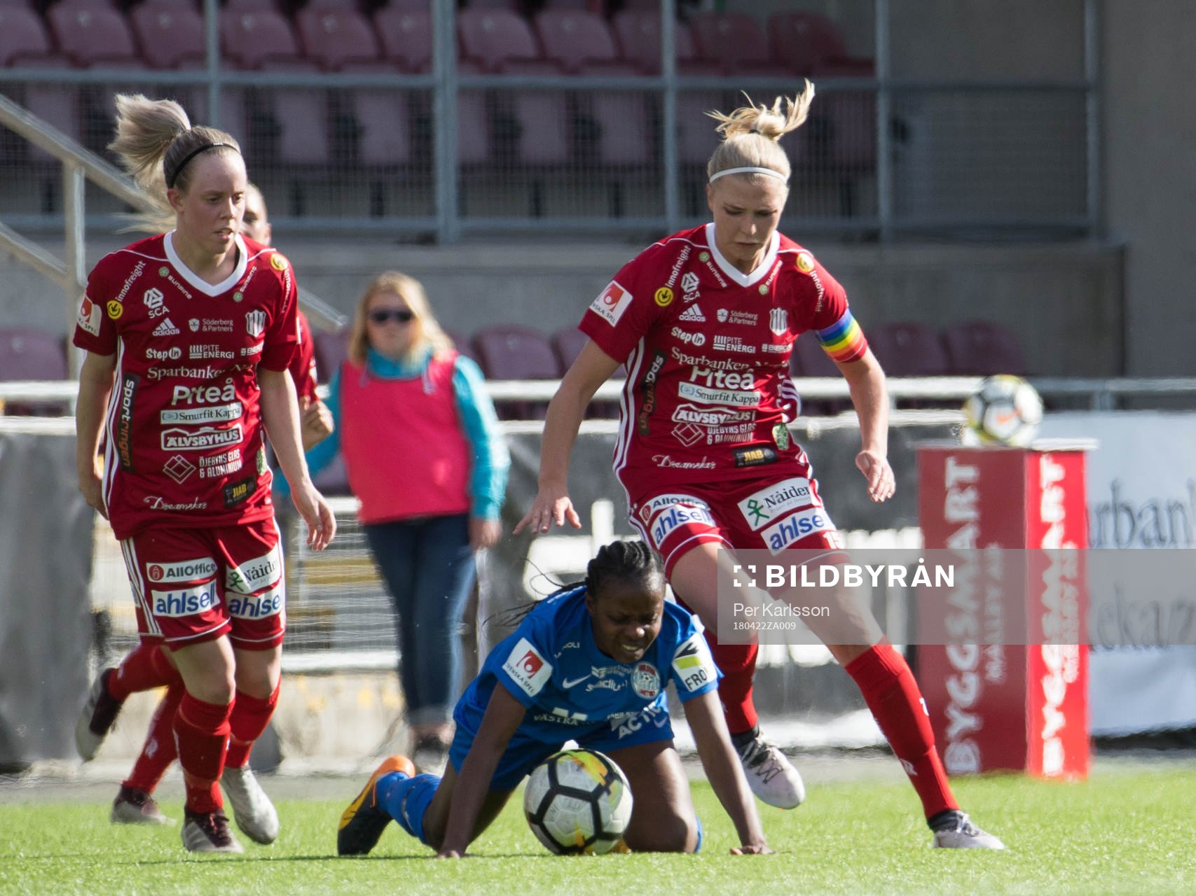 Eskilstunas Sonja Okobi på knä framför Piteås Ellen