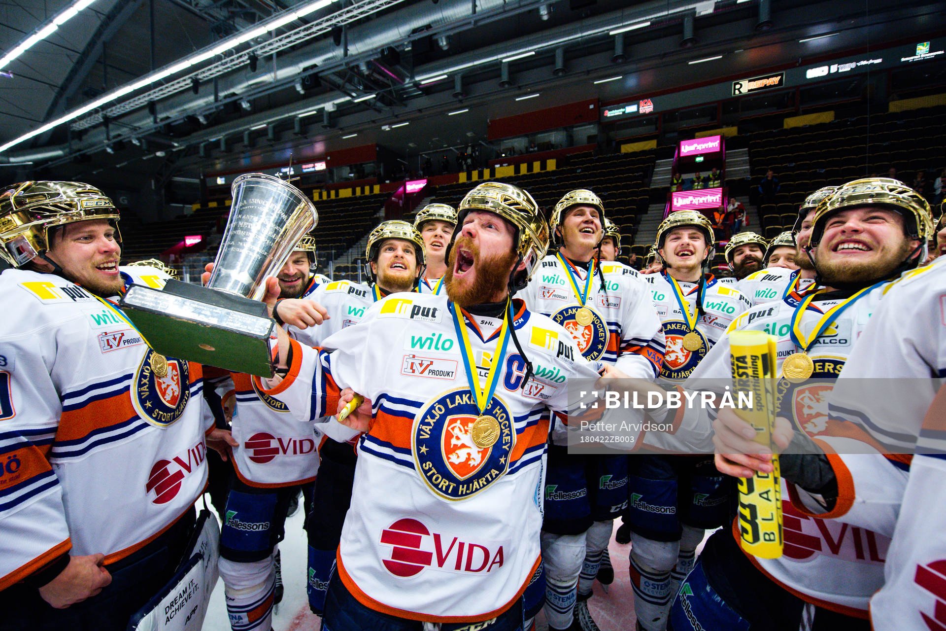 Växjös Liam Reddox  jublar med pokalen