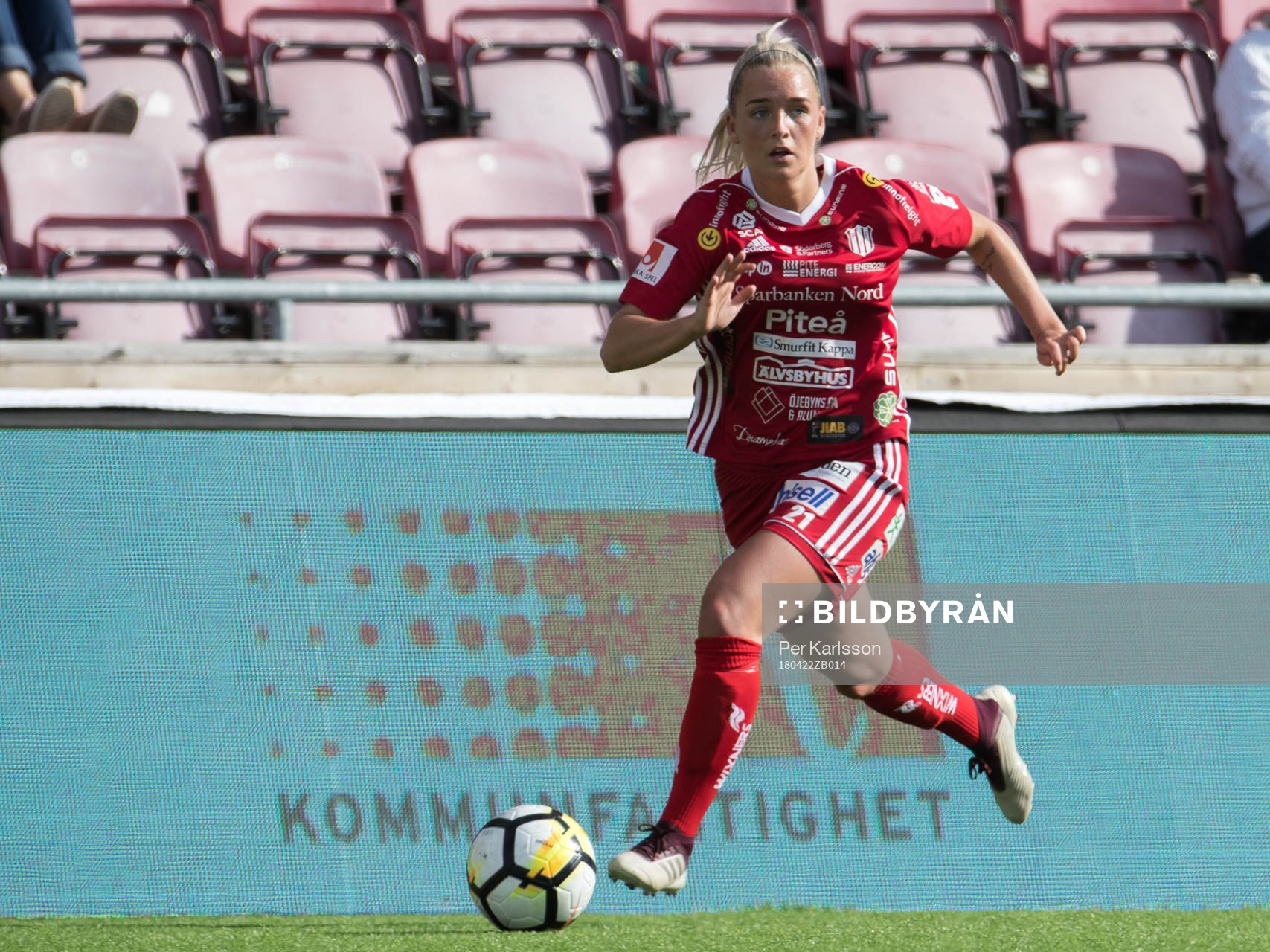 Piteås Ronja Aronsson på språng med bollen
