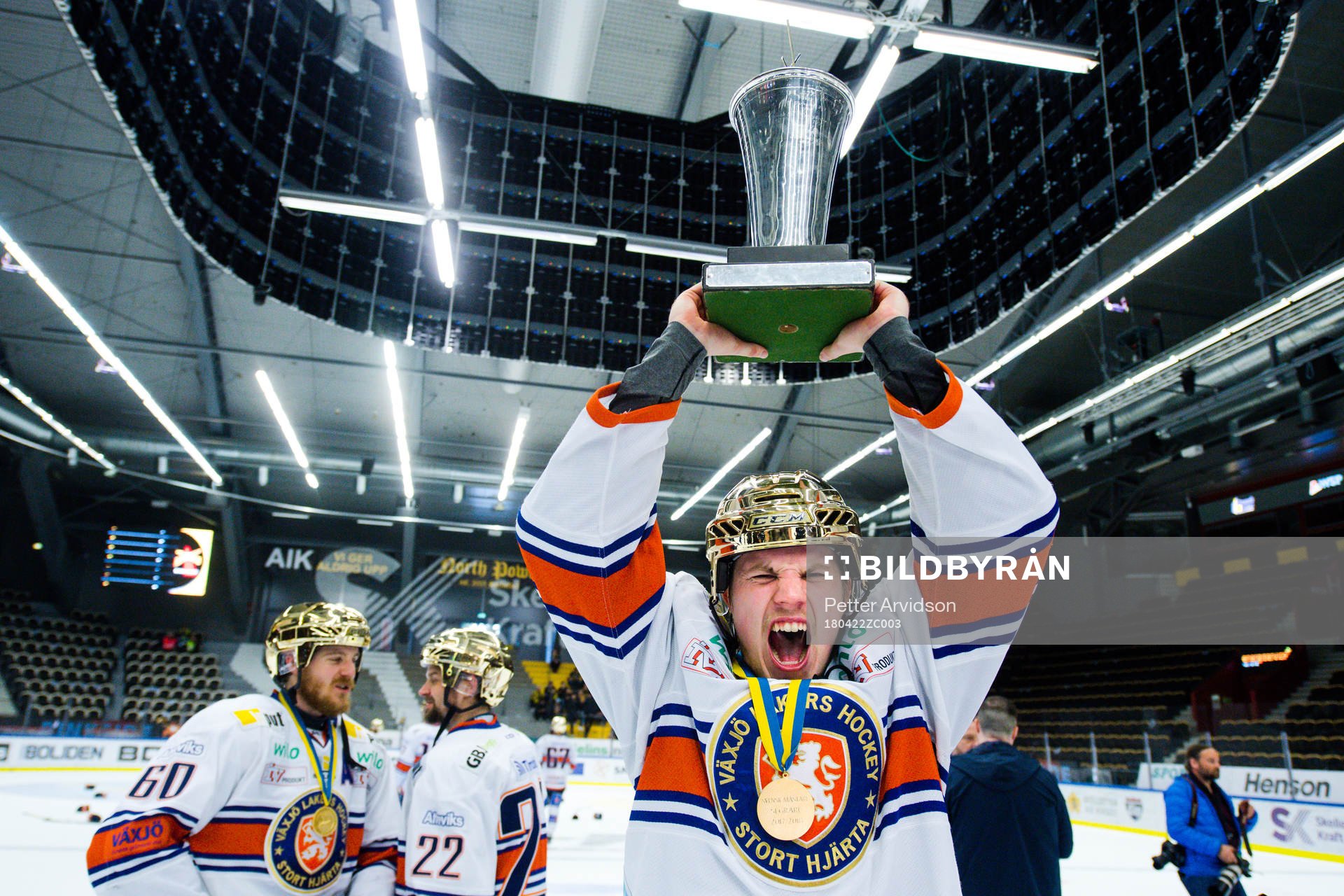 Växjös Peter Andersson  jublar med pokalen
