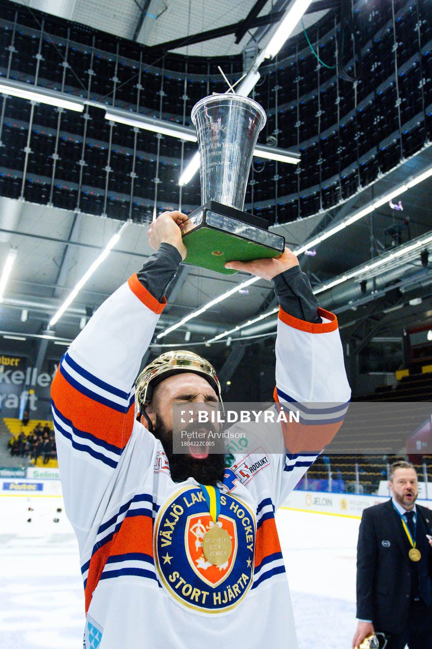 Växjös Daniel Rahimi jublar med pokalen