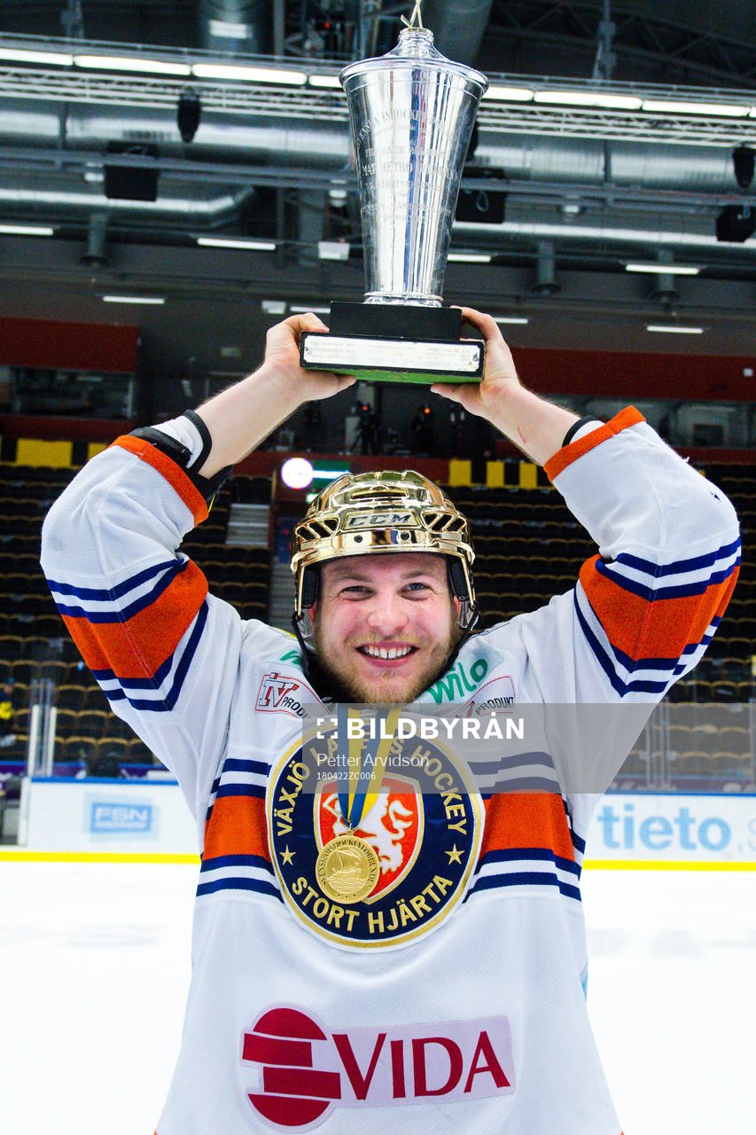 Växjös Oliver Bohm jublar med pokalen