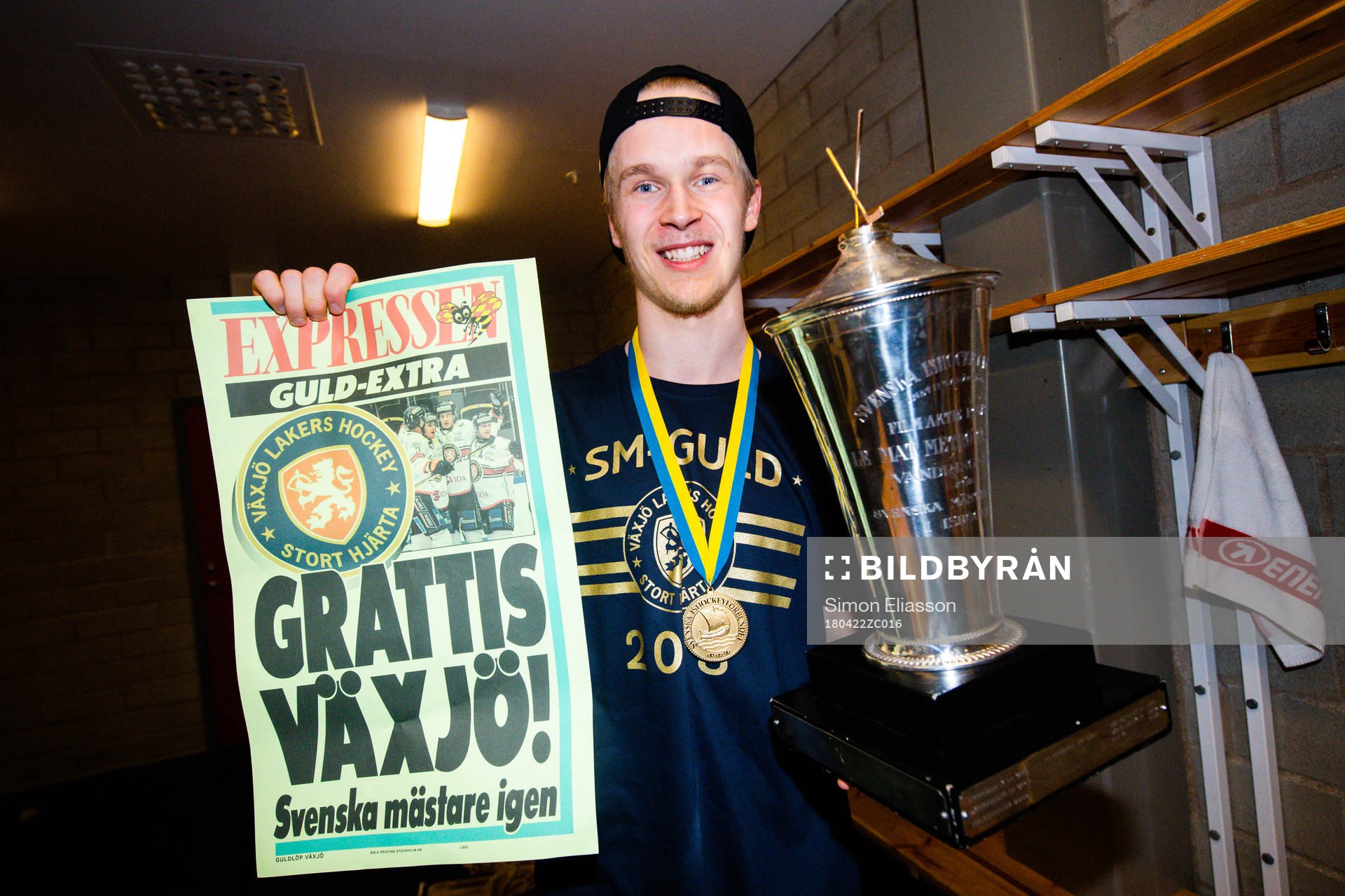 Växjös Elias Pettersson  jublar med en löpsedel och