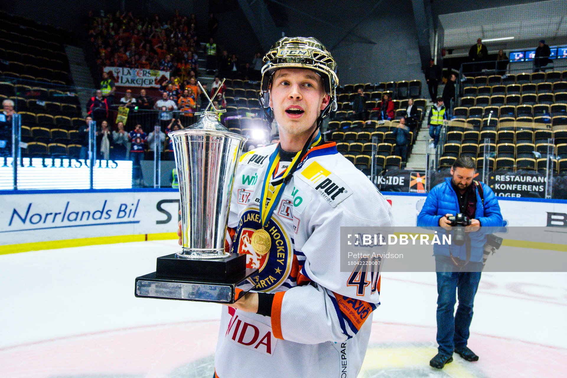 Växjös Elias Pettersson  jublar med pokalen