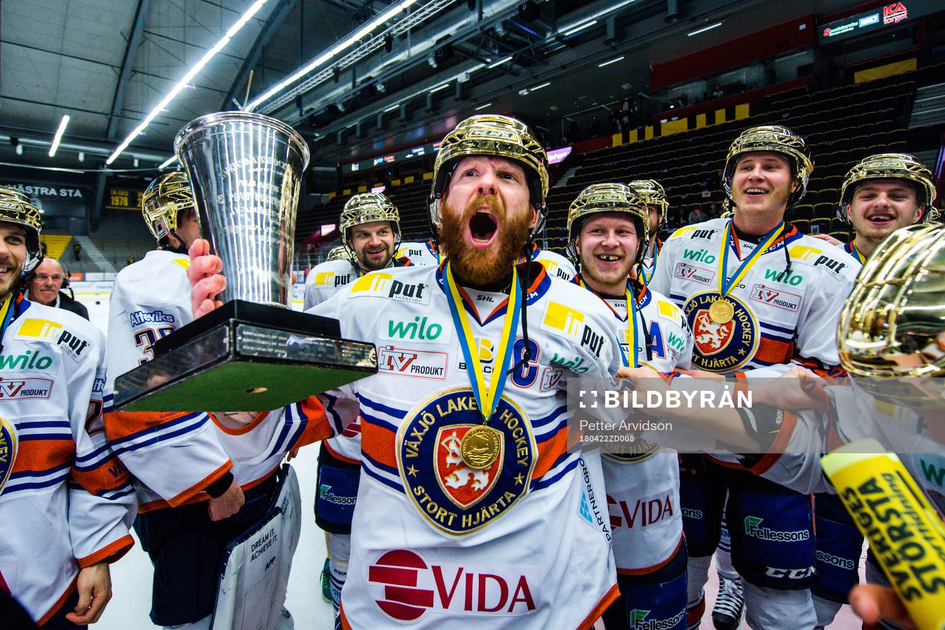 Växjös Liam Reddox  jublar med pokalen