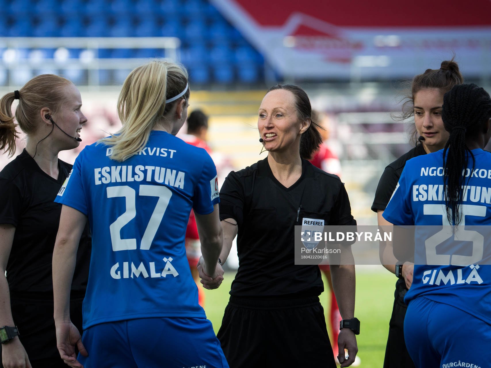 Domartrojkan med domare Pernilla Larsson som hälsar på