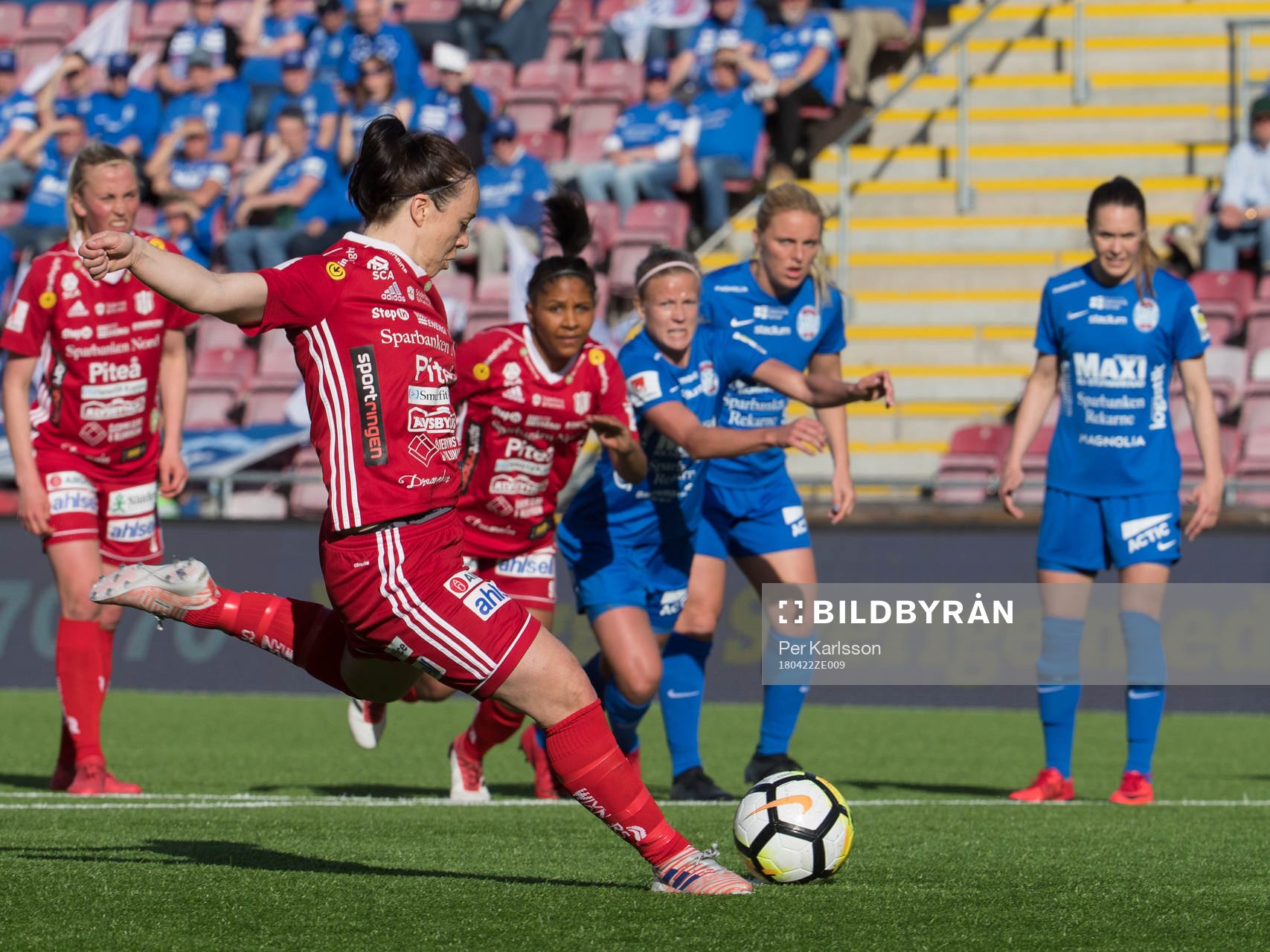 Piteås June Pedersen på straffpunkten och skjuter 0-2