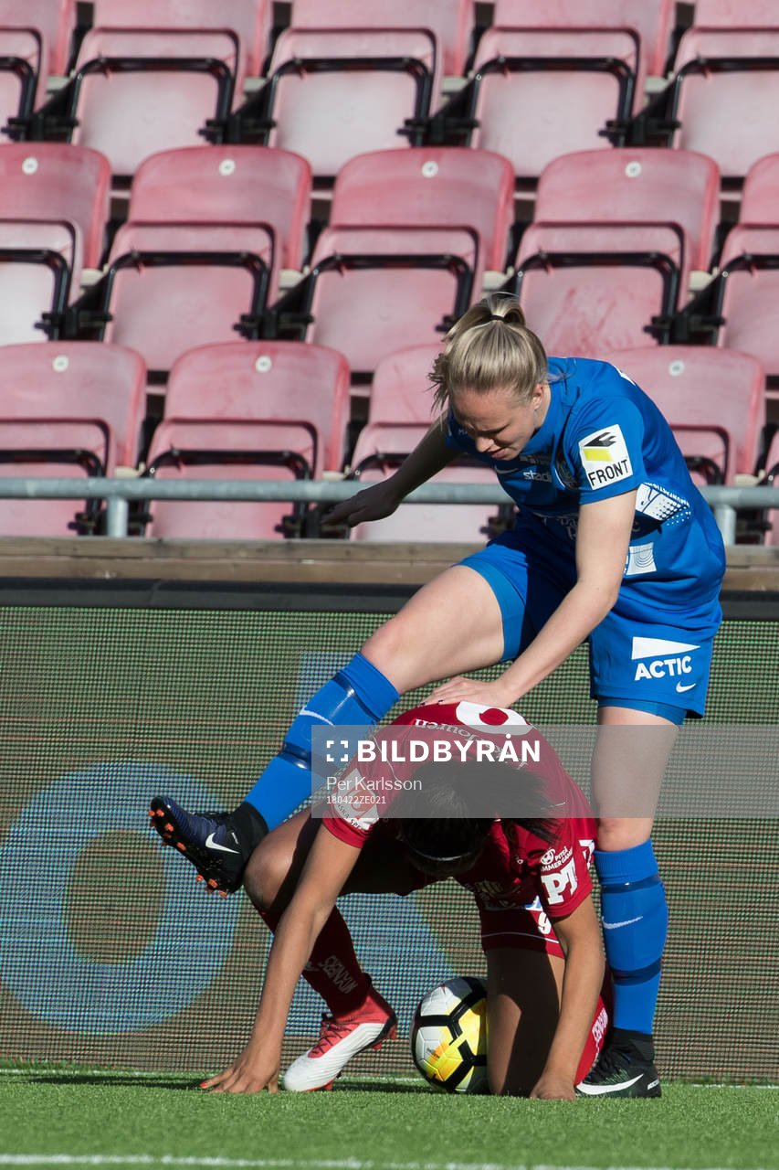 Eskilstunas Matilda Plan och Piteås Madelen Janogy i en