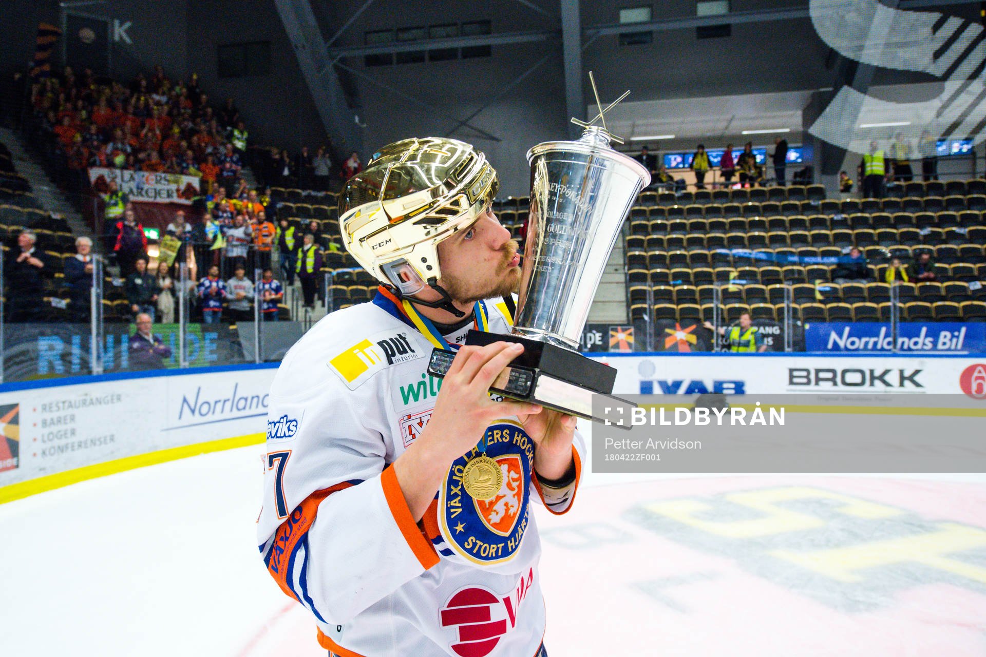 Växjös Pontus Netterberg  jublar med pokalen